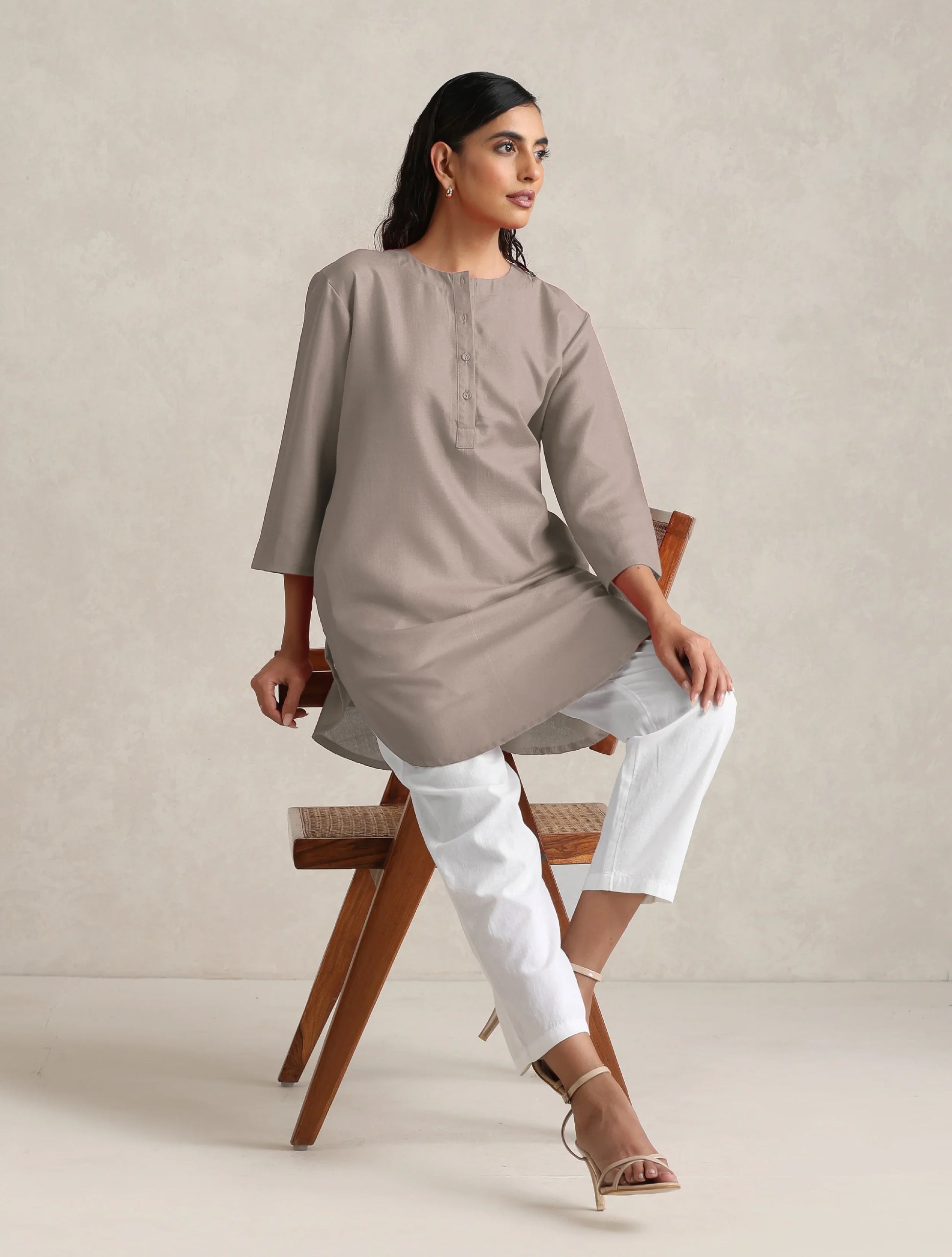 trueBrowns Light Grey Cotton Blend Short Kurta | Swadesiicart