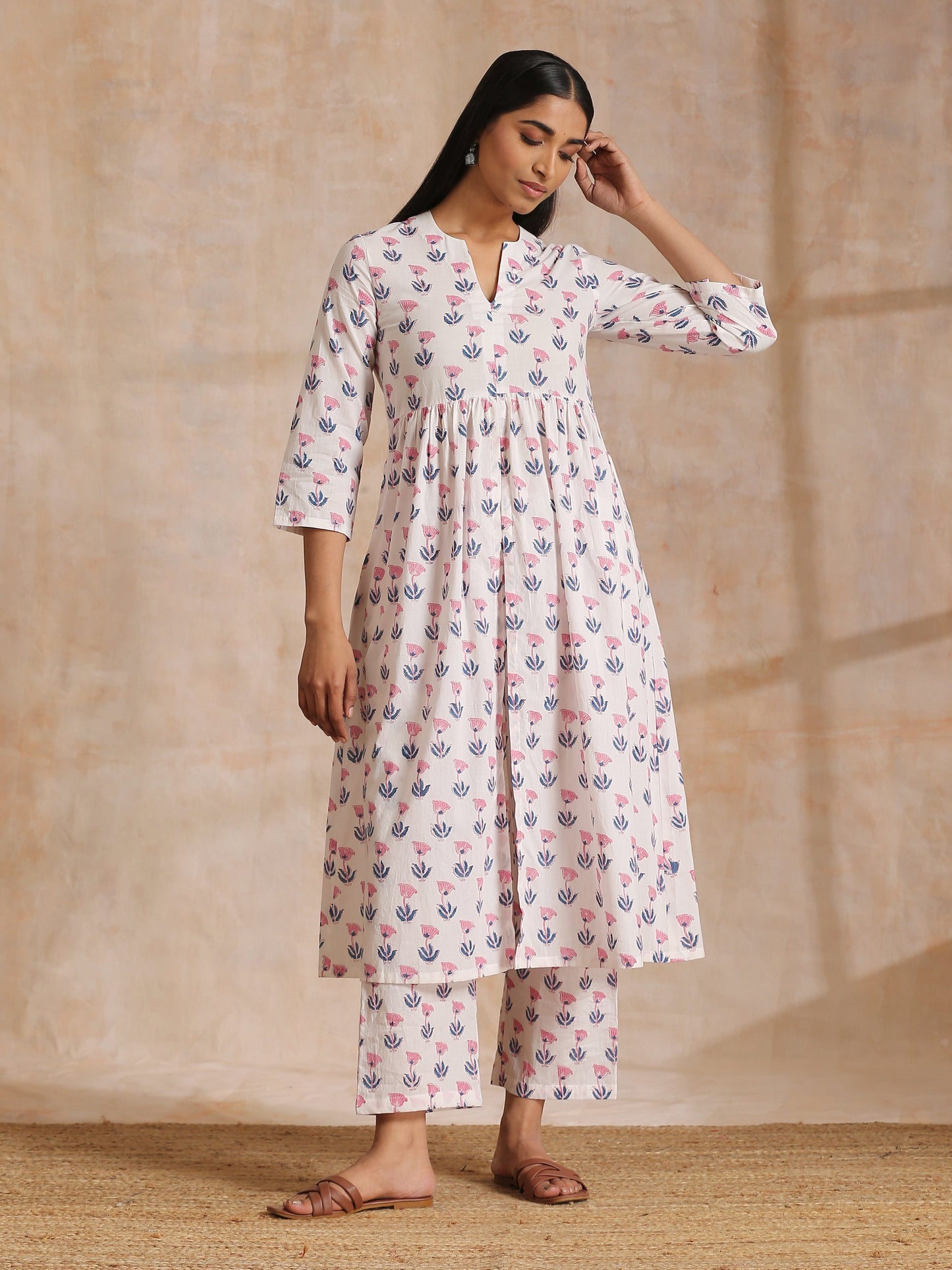 trueBrowns White With Pink Blue Buta Block Print Cotton Kurta Pant Set | Swadesiicart