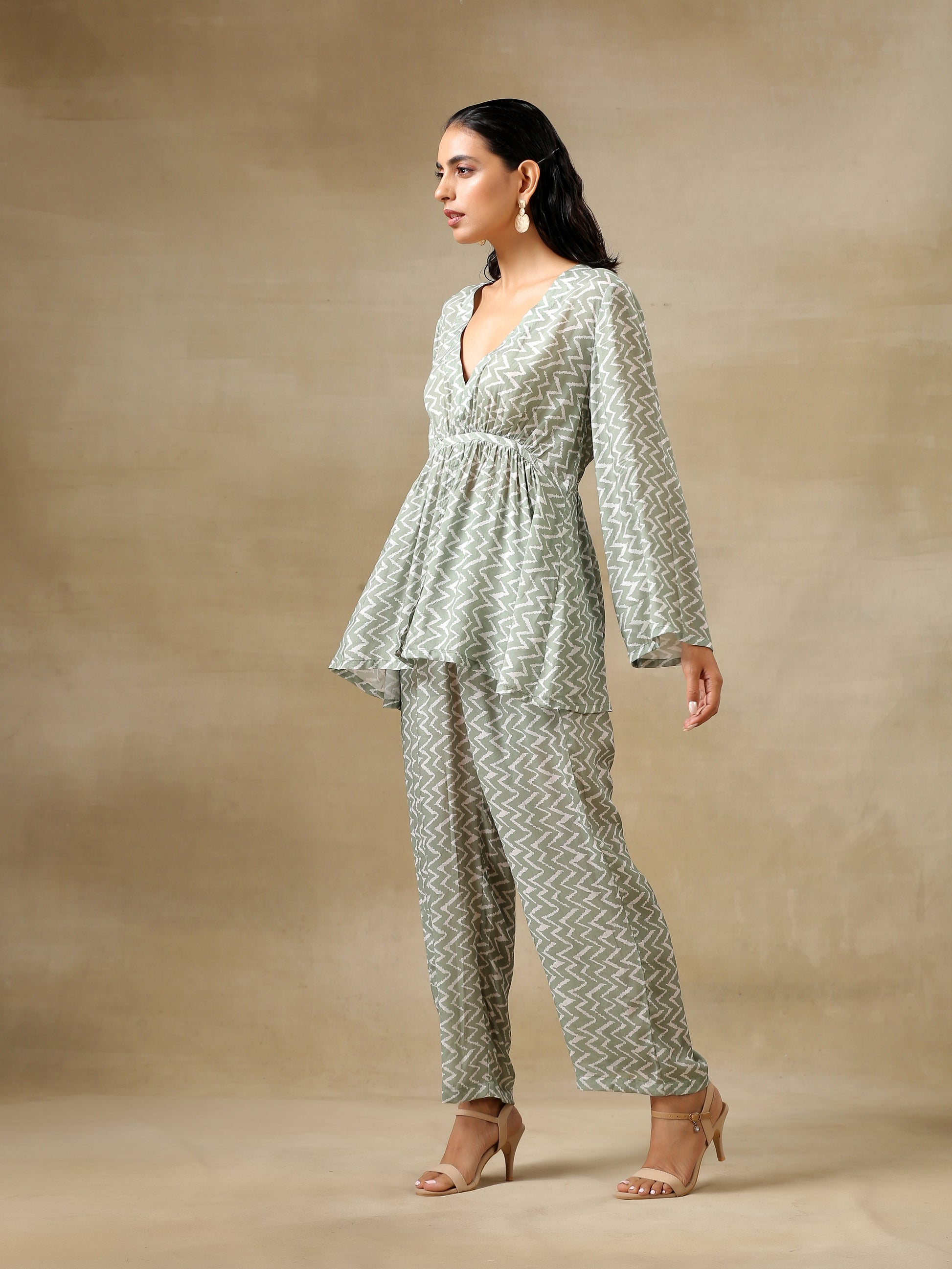 trueBrowns Light Green Bandhani Printed Silk V-Neck Co-Ord Set - Swadesiicart
