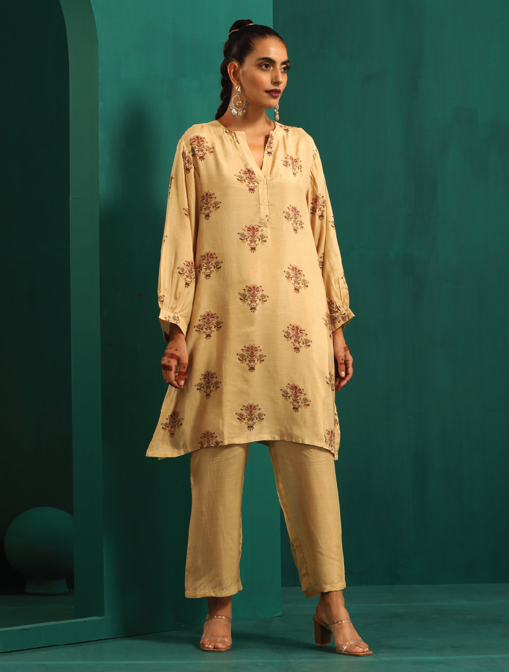 trueBrowns Beige Floral Bunch Muslin Silk Printed Relaxed Co-ord Set - Swadesiicart