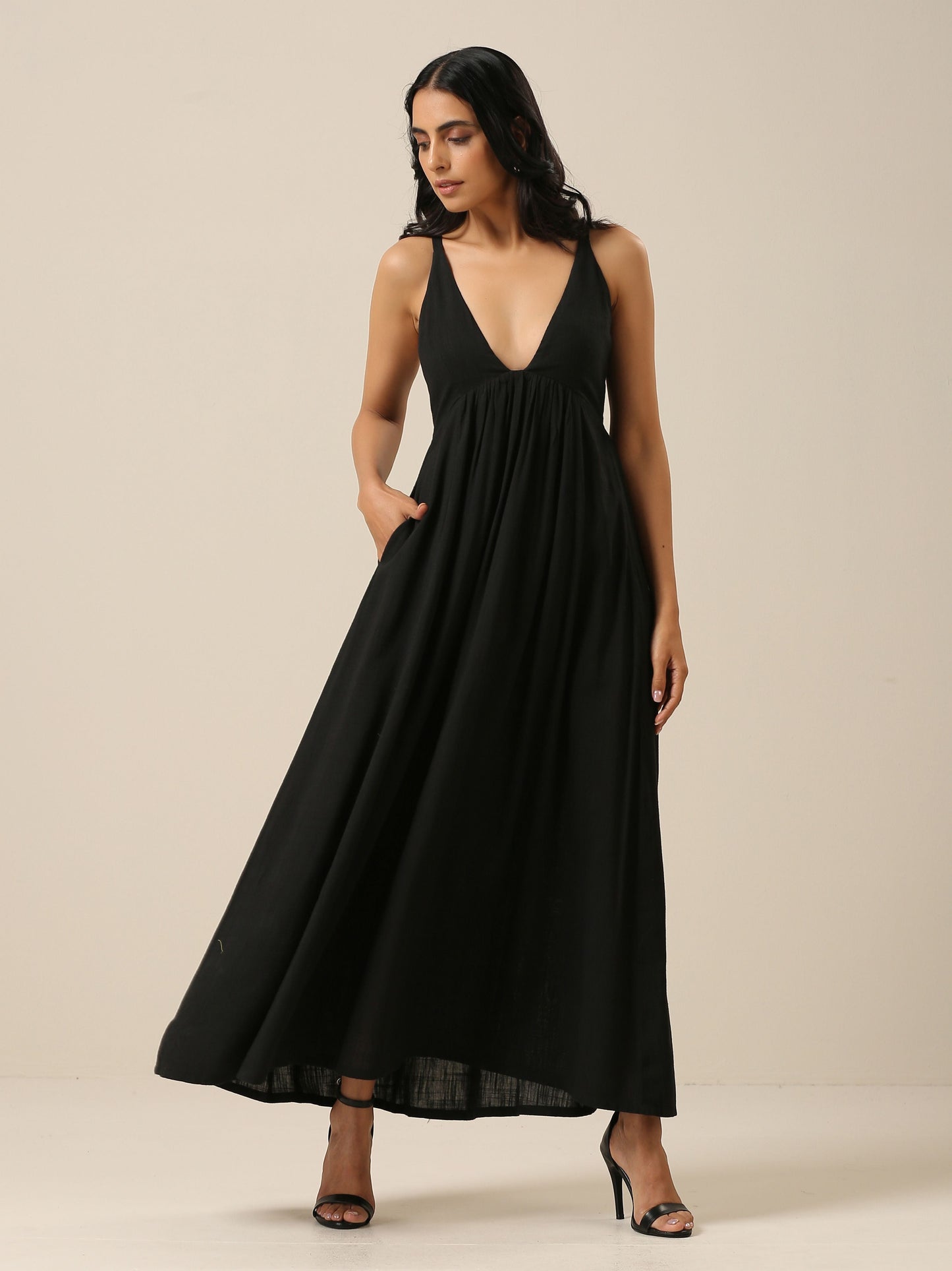 trueBrowns Black Slub Texture Sleeveless Dress | Swadesiicart