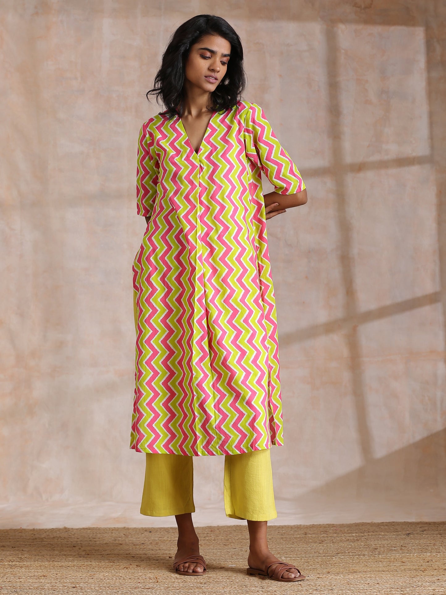 trueBrowns Lime Pink Zig-Zag Lines Print Cotton Kurta Pant Set | Swadesiicart