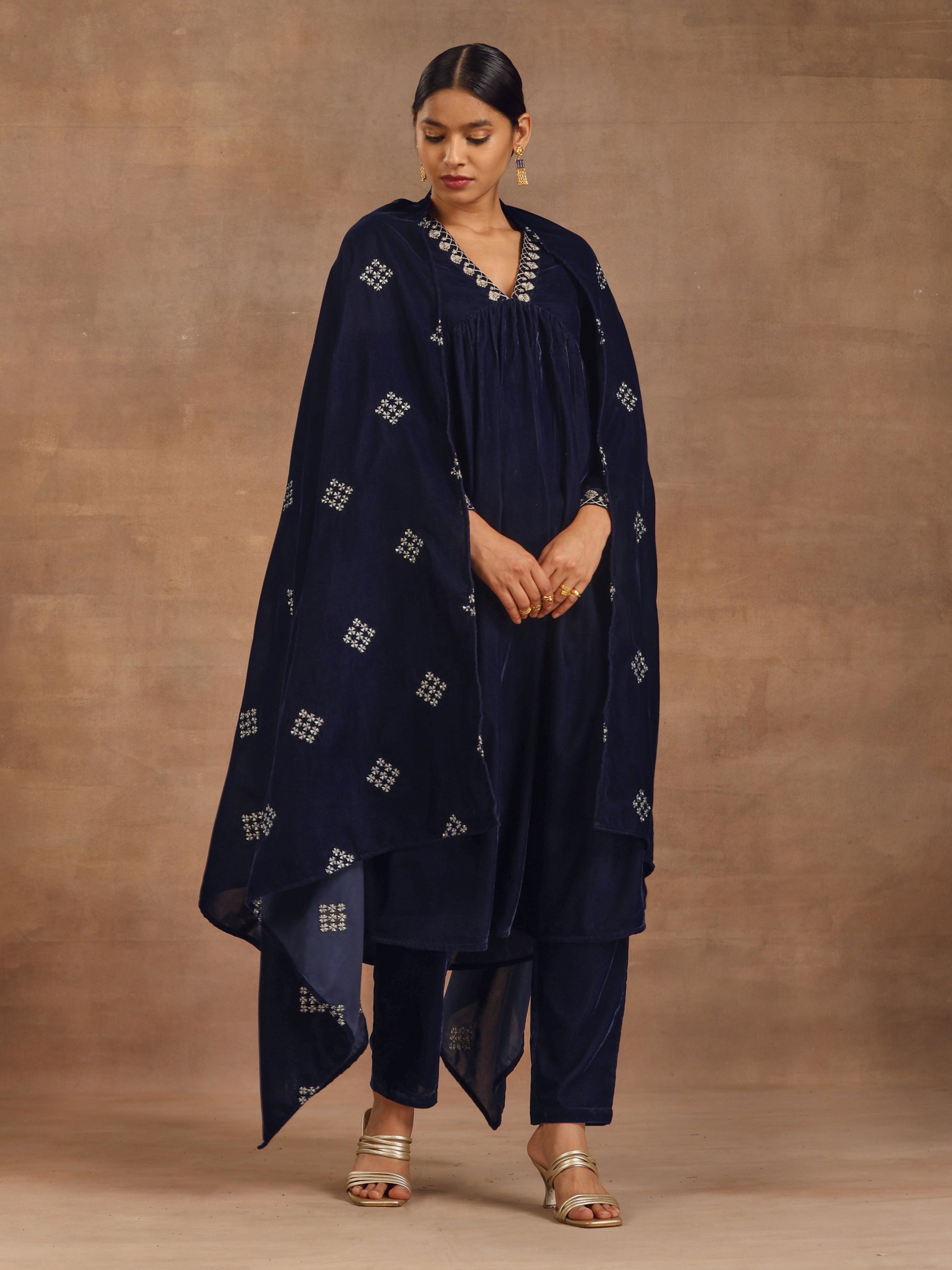 trueBrowns Midnight Blue Velvet Embroidered Shawl | Swadesiicart