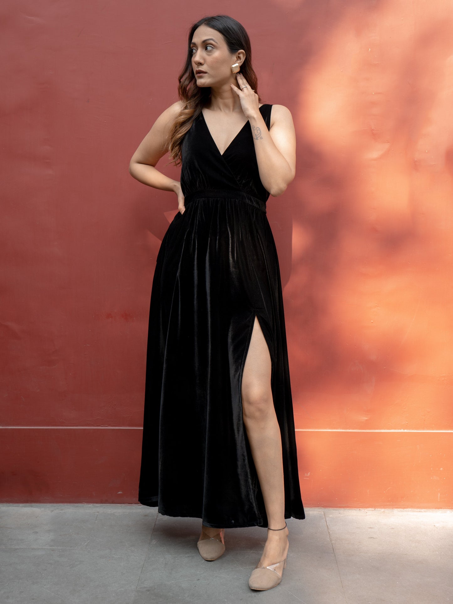 trueBrowns Black Velvet Sleeveless Dress | Swadesiicart