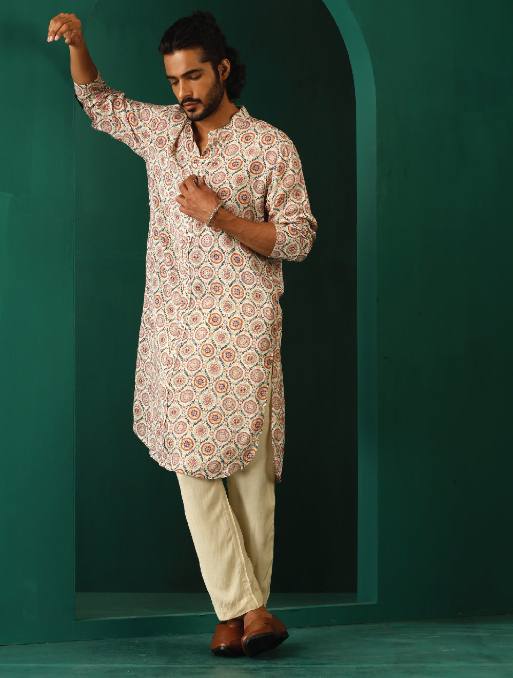 trueBrowns Men's Off White Circle Floral Muslin Silk Printed Long Kurta | Swadesiicart