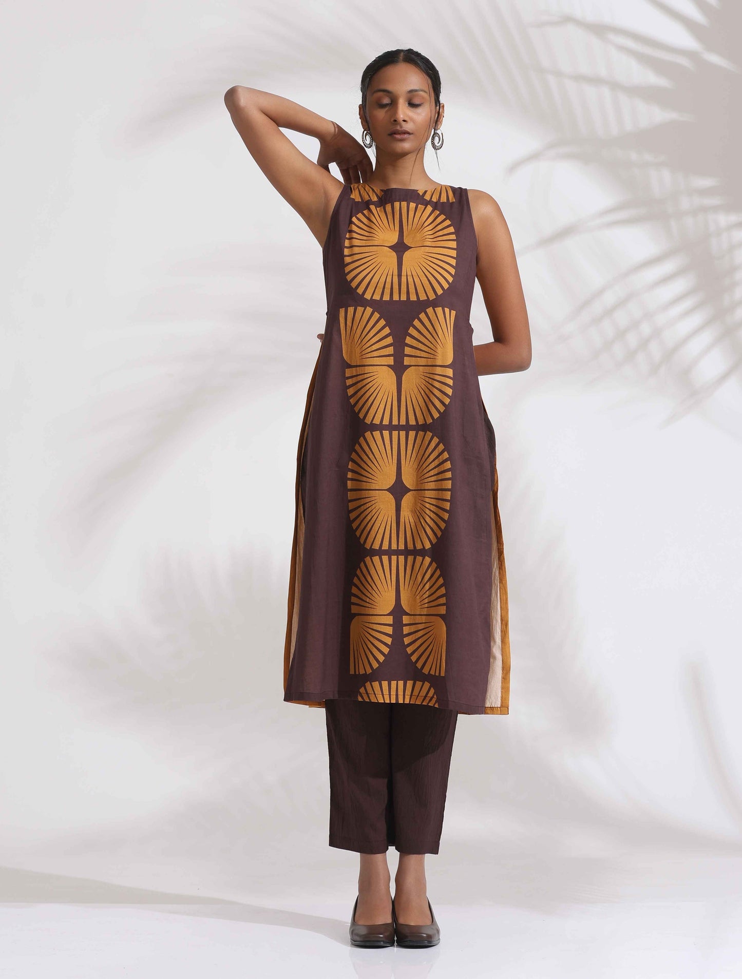 trueBrowns Brown Cotton Print Sleeveless Kurta Set | Swadesiicart