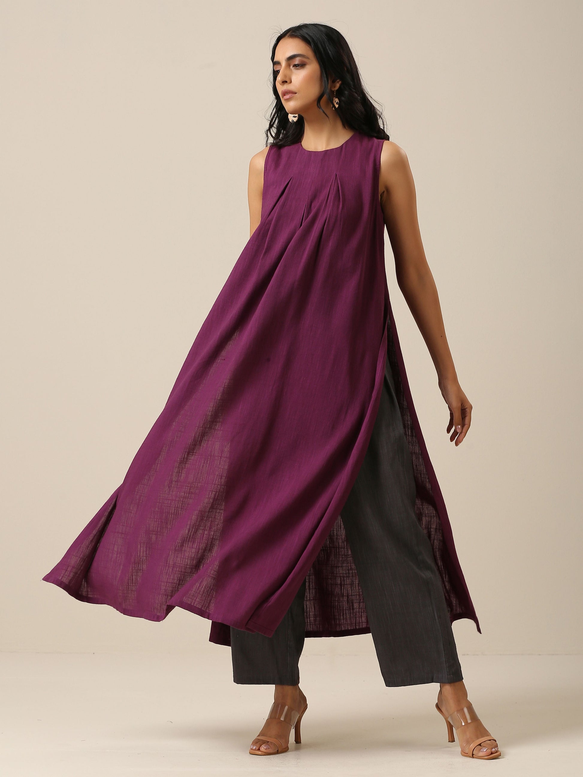 trueBrowns Plum Purple Slub Texture Sleeveless Kurta Pant Set | Swadesiicart