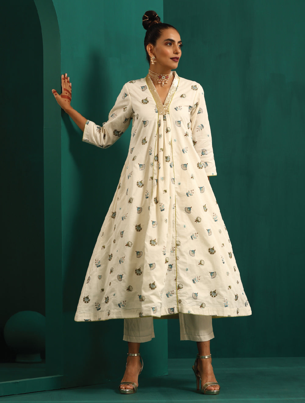 trueBrowns Ivory Blue Floral Cotton Front Gathered Kurta Pant Set | Swadesiicart
