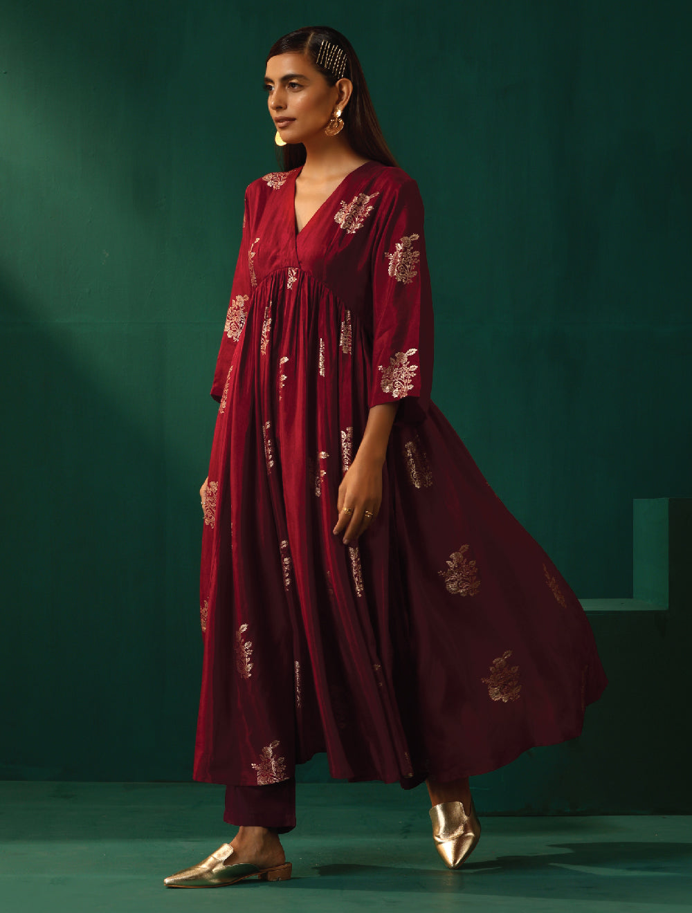 trueBrowns Maroon Floral Viscose Silk V-Neck Waist Gathered Kurta Pant Set | Swadesiicart