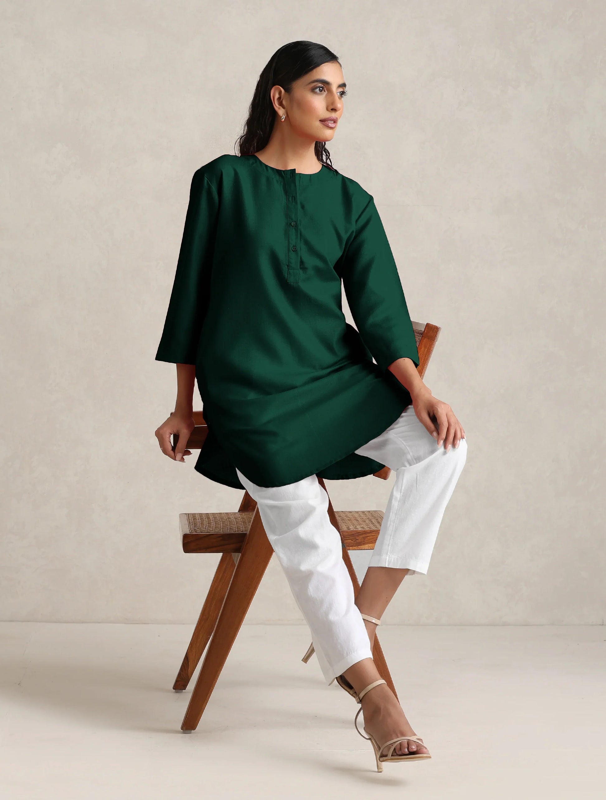 trueBrowns Dark Green Cotton Blend Short Kurta | Swadesiicart