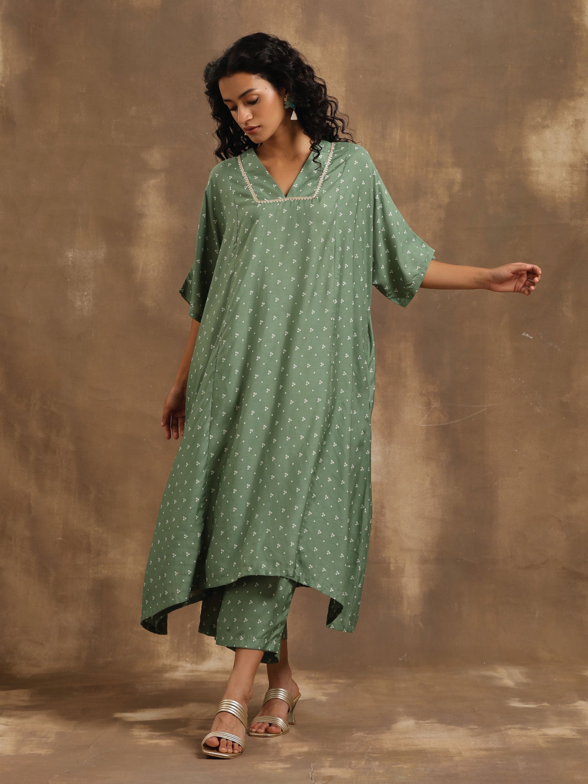 trueBrowns Light Green Bandhani Printed Silk Oversized Kurta Pant Set | Swadesiicart