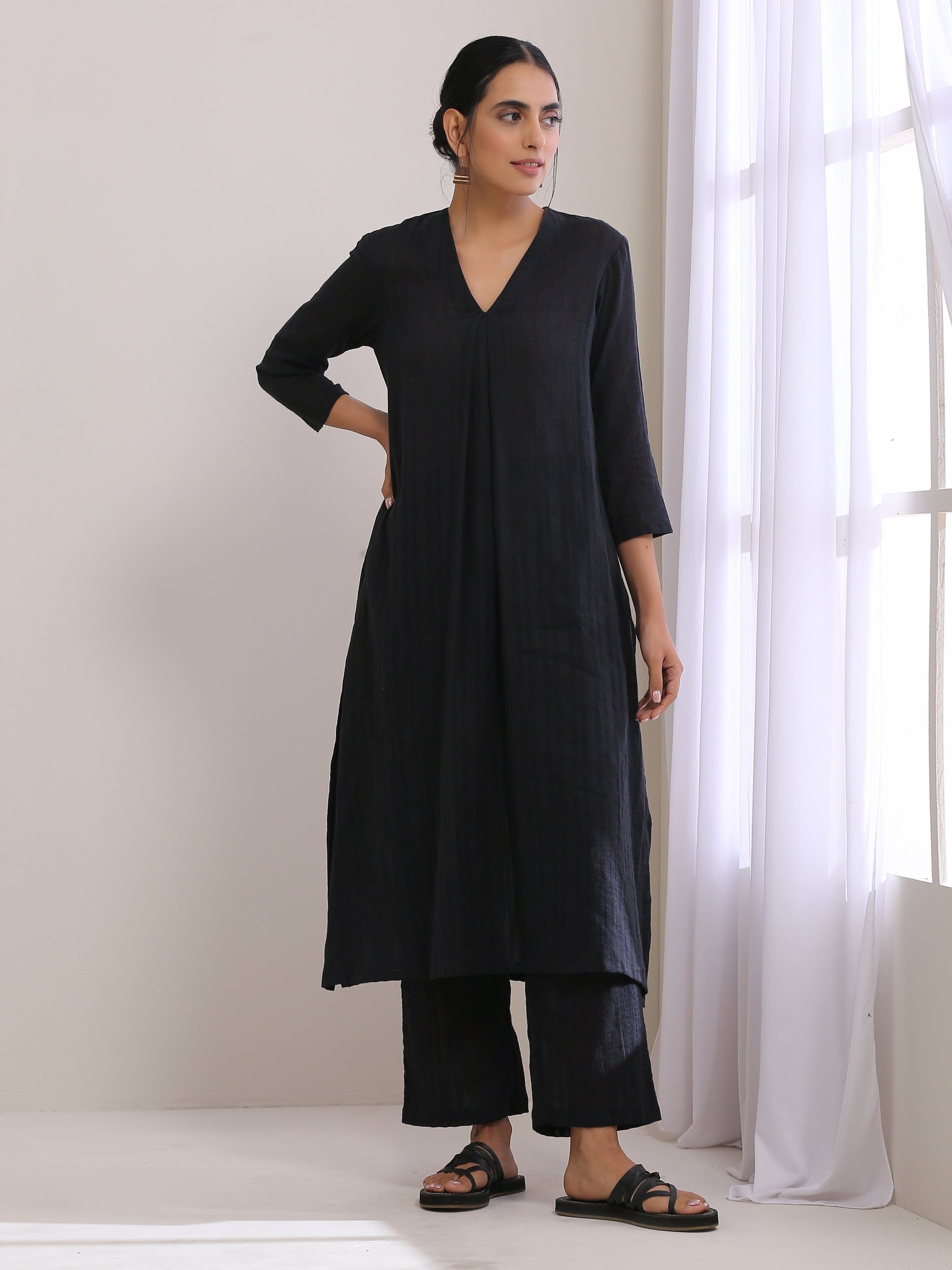 trueBrowns Black Dobby Neck Pleat Kurta Pant Set | Swadesiicart