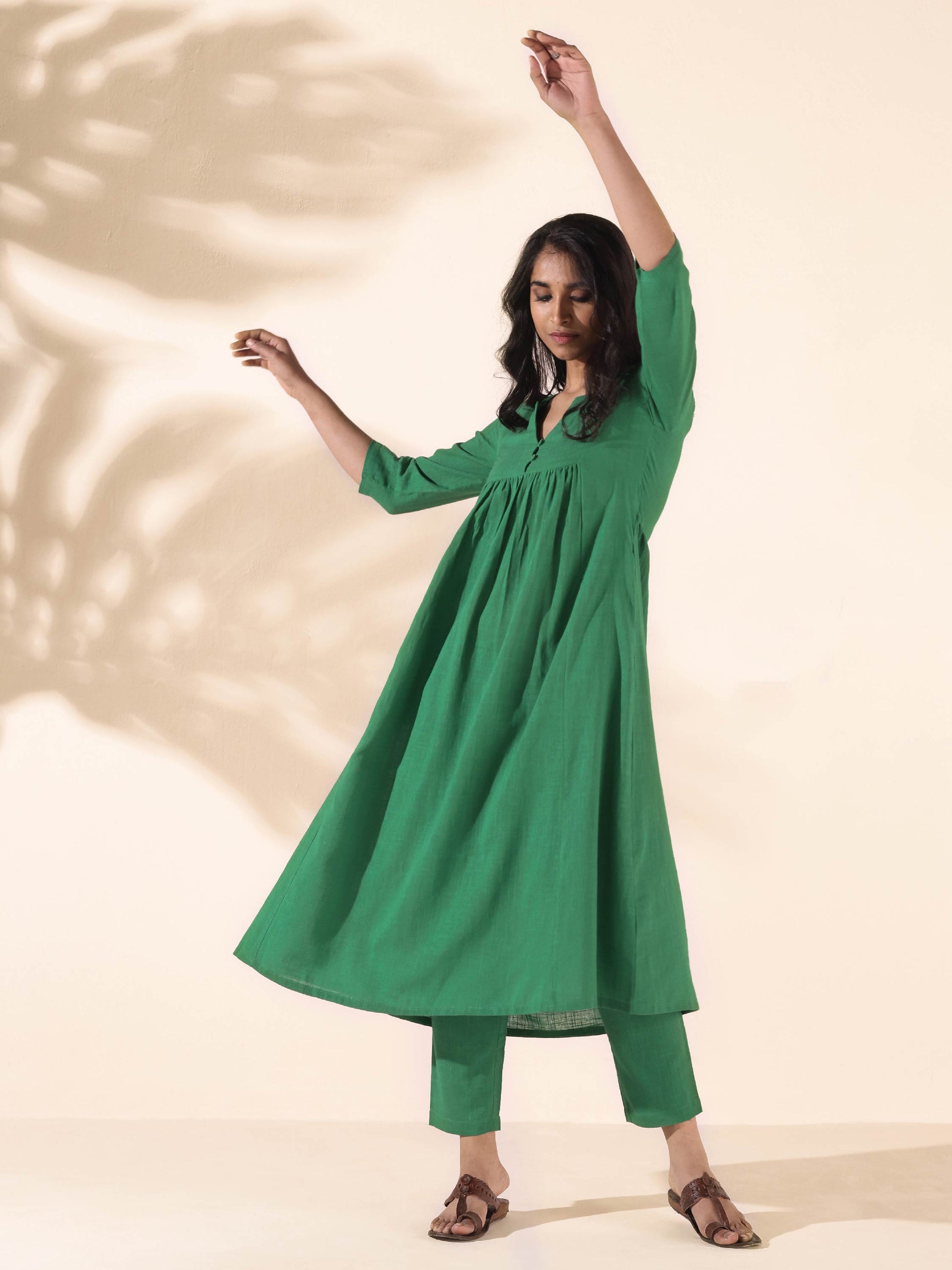 trueBrowns Green Cotton Long Kurta Pant Set | Swadesiicart
