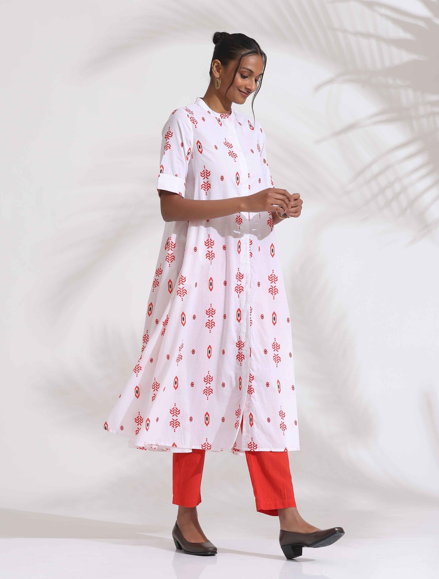 trueBrowns White Cotton Print Flared Kurta Set | Swadesiicart