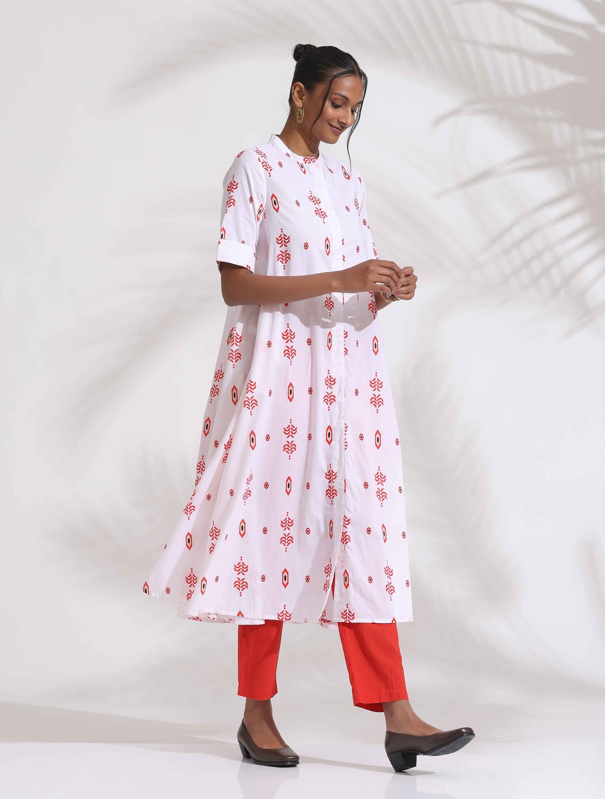 trueBrowns White Cotton Print Flared Kurta Set | Swadesiicart