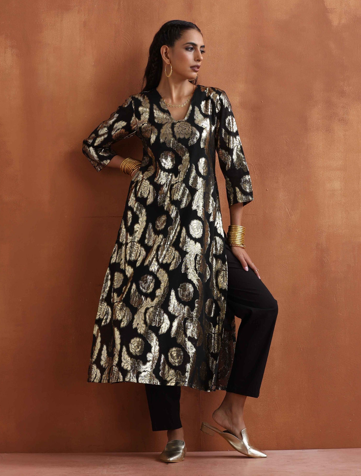 trueBrowns Black Metallic High Slit Kurta Set | Swadesiicart
