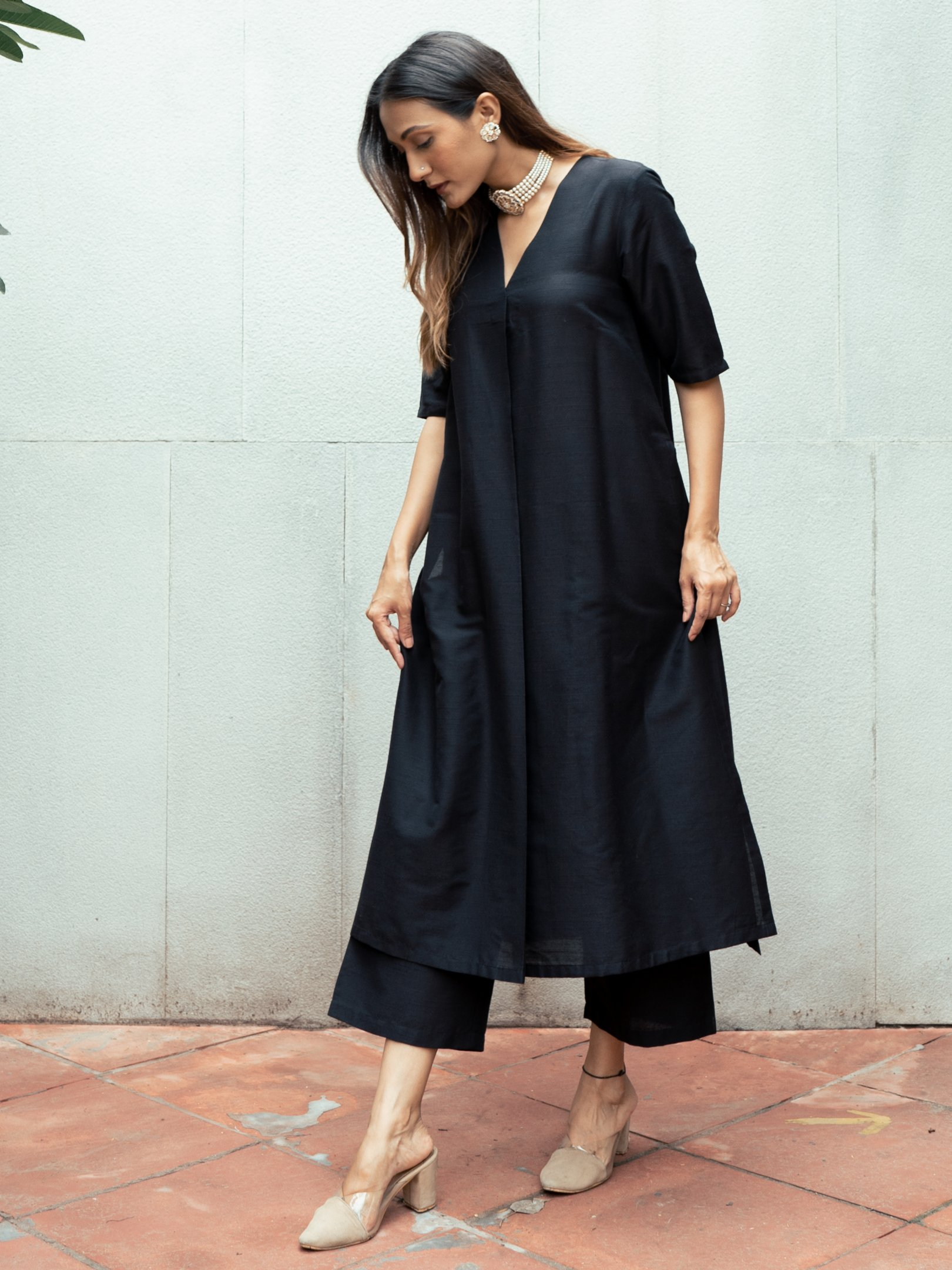 trueBrowns Black Silk Kurta Pant Set | Swadesiicart