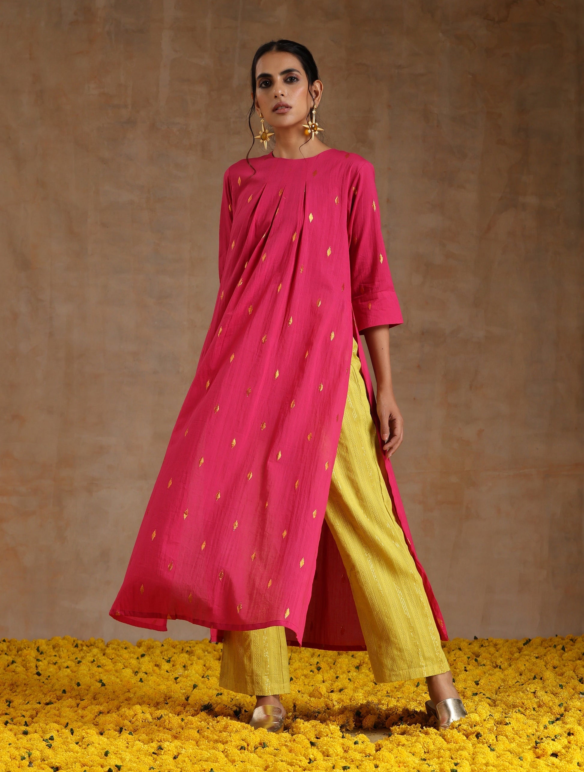 trueBrowns Pink Gold Cotton Neck Pleat Kurta Set | Swadesiicart