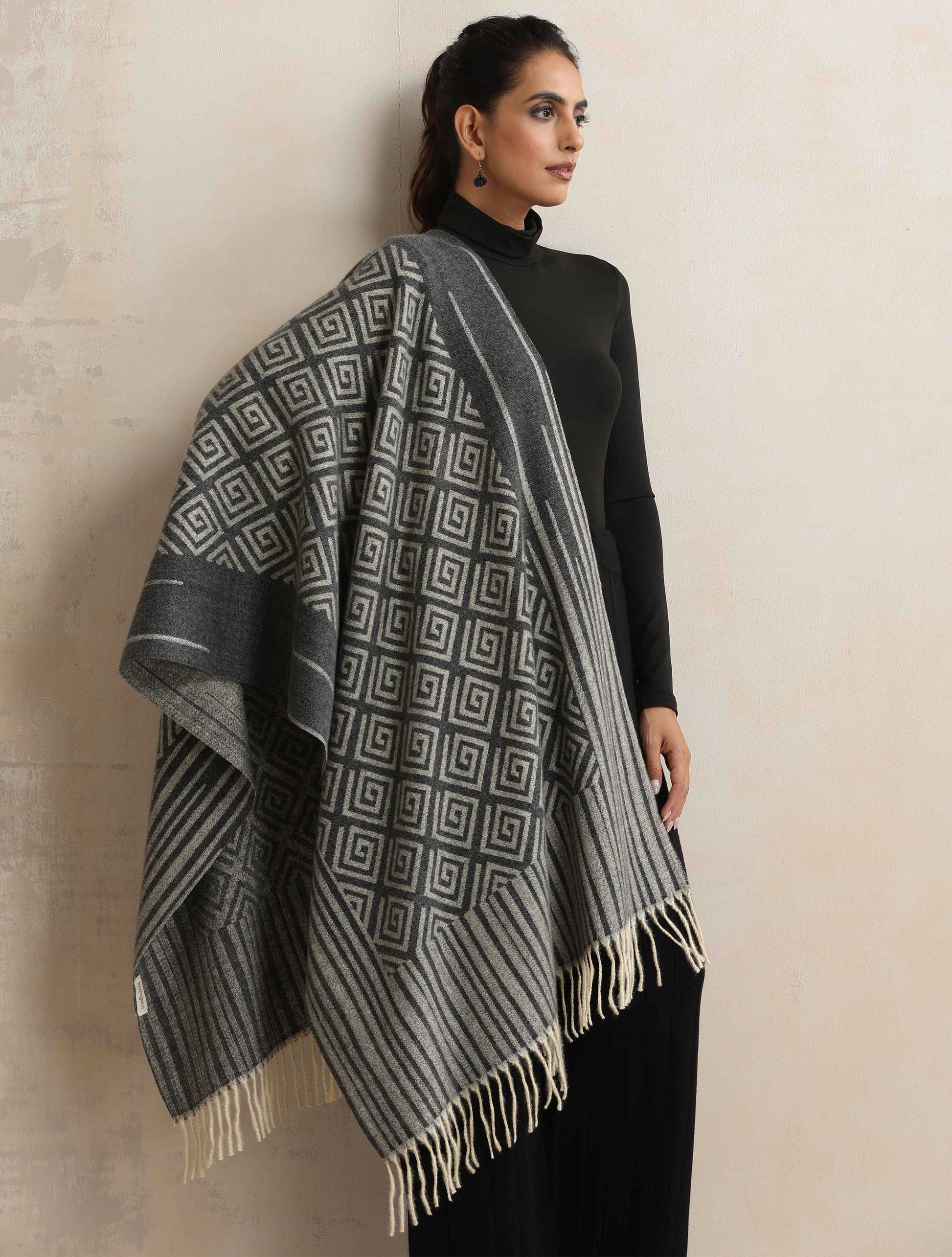 trueBrowns Charcoal Geometric Woollen Stole | Swadesiicart