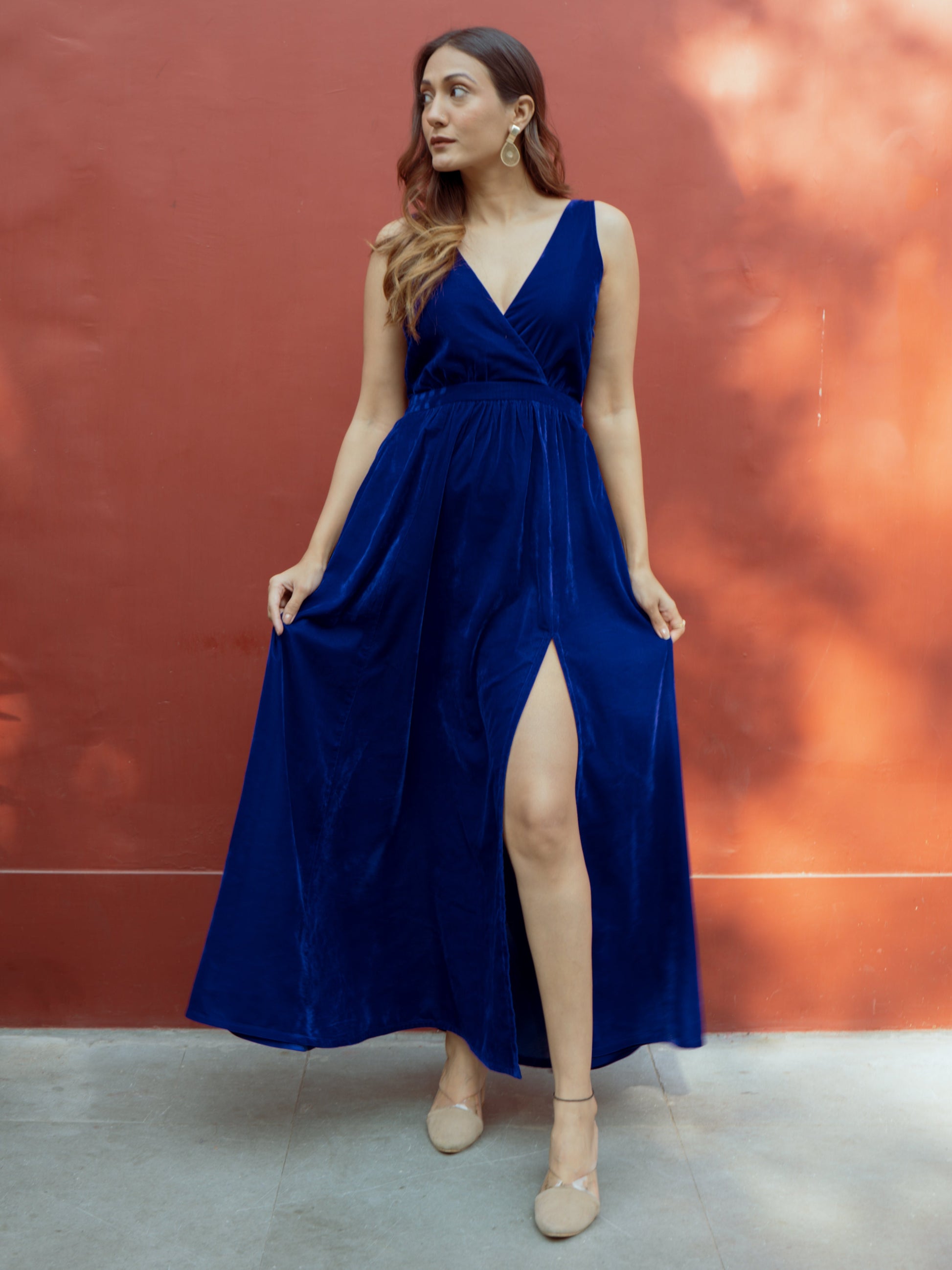 trueBrowns Blue Velvet Sleeveless Dress | Swadesiicart