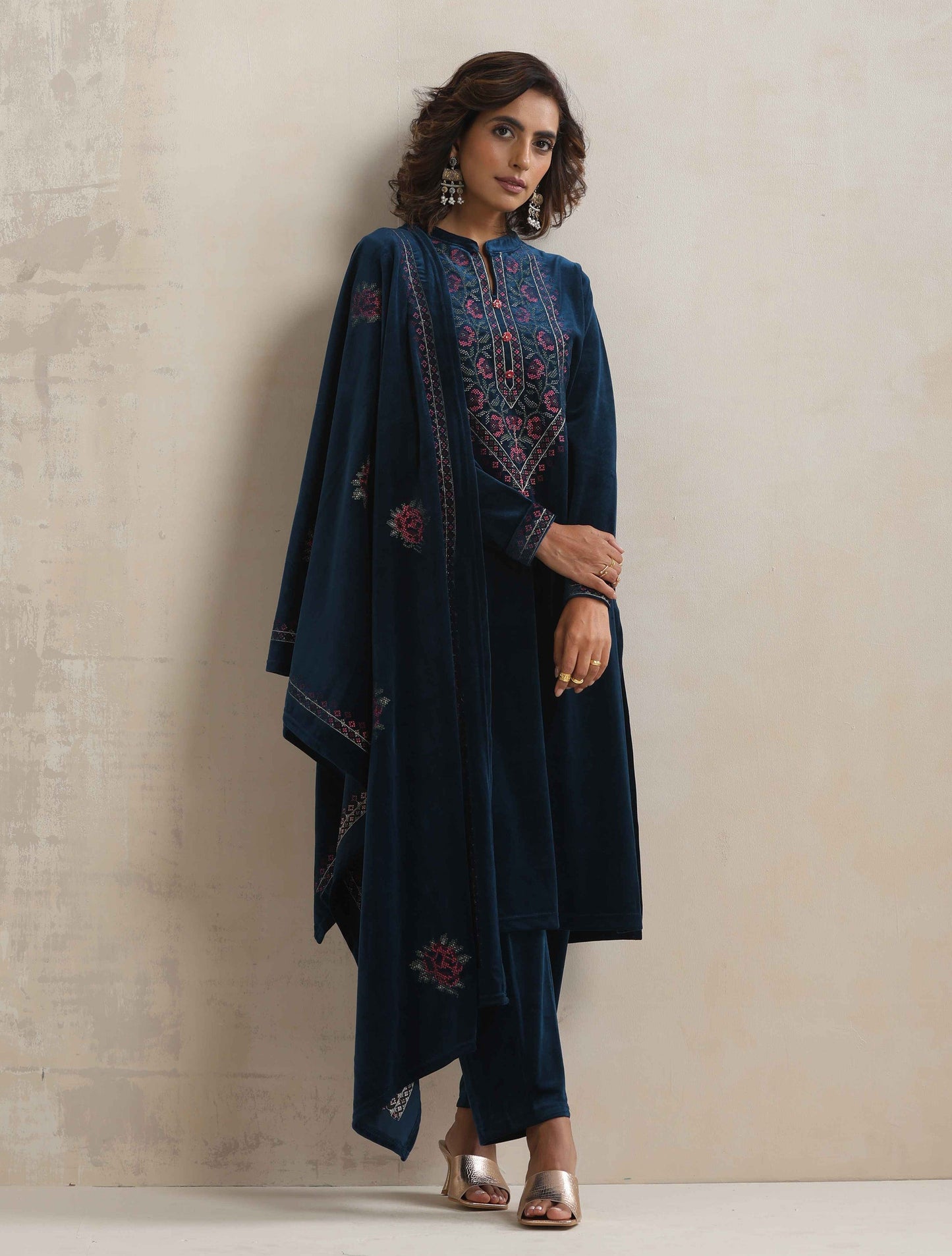 trueBrowns Blue Velvet Floral Embroidered Kurta Pant Dupatta Set | Swadesiicart