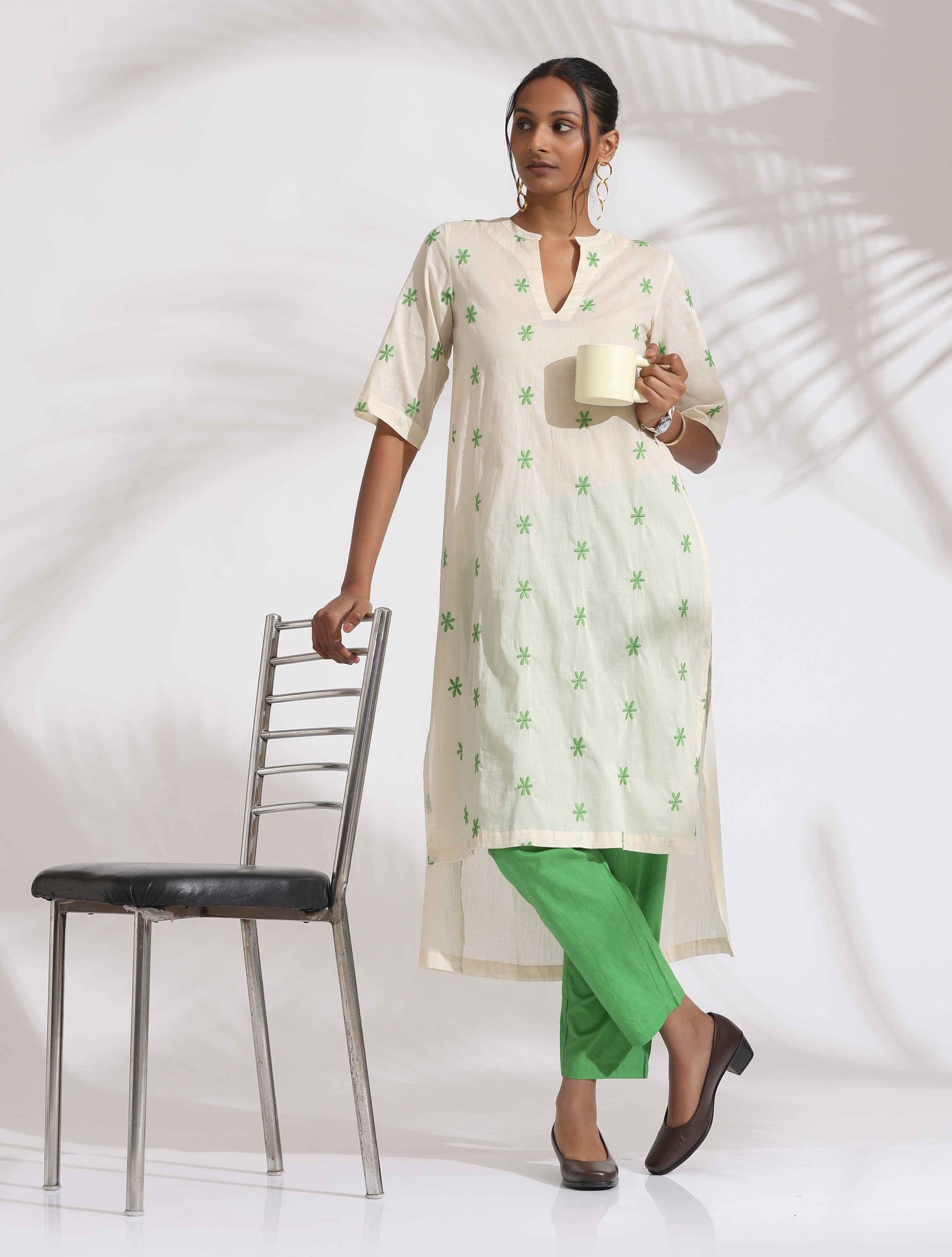 trueBrowns Off-White Cotton Floral Embroidered Straight Kurta Set | Swadesiicart