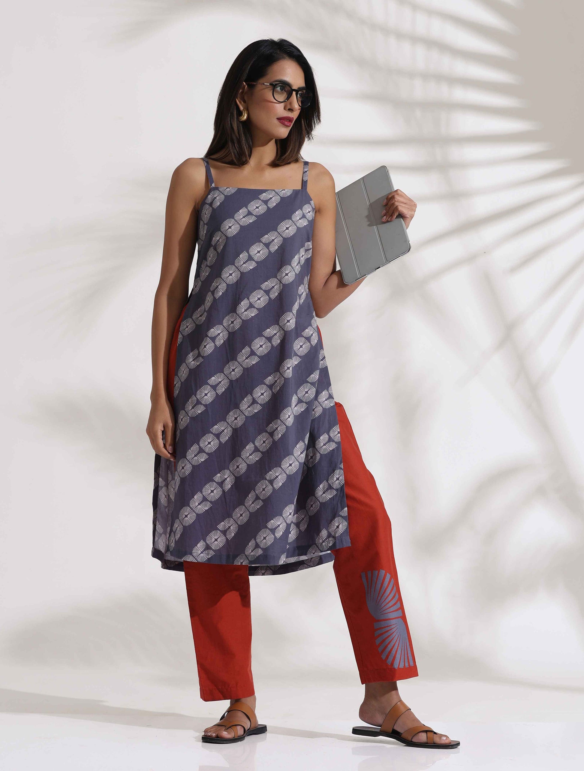 trueBrowns Grey Cotton Print Highslit Kurta Set | Swadesiicart