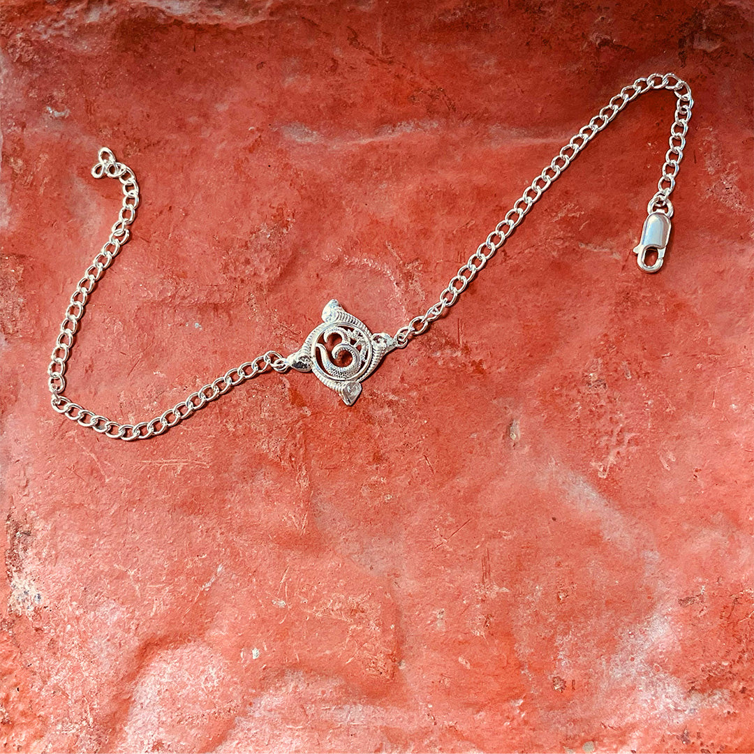 trueBrowns 925 Sterling Silver Textured Om Silver Chain Rakhi | Swadesiicart