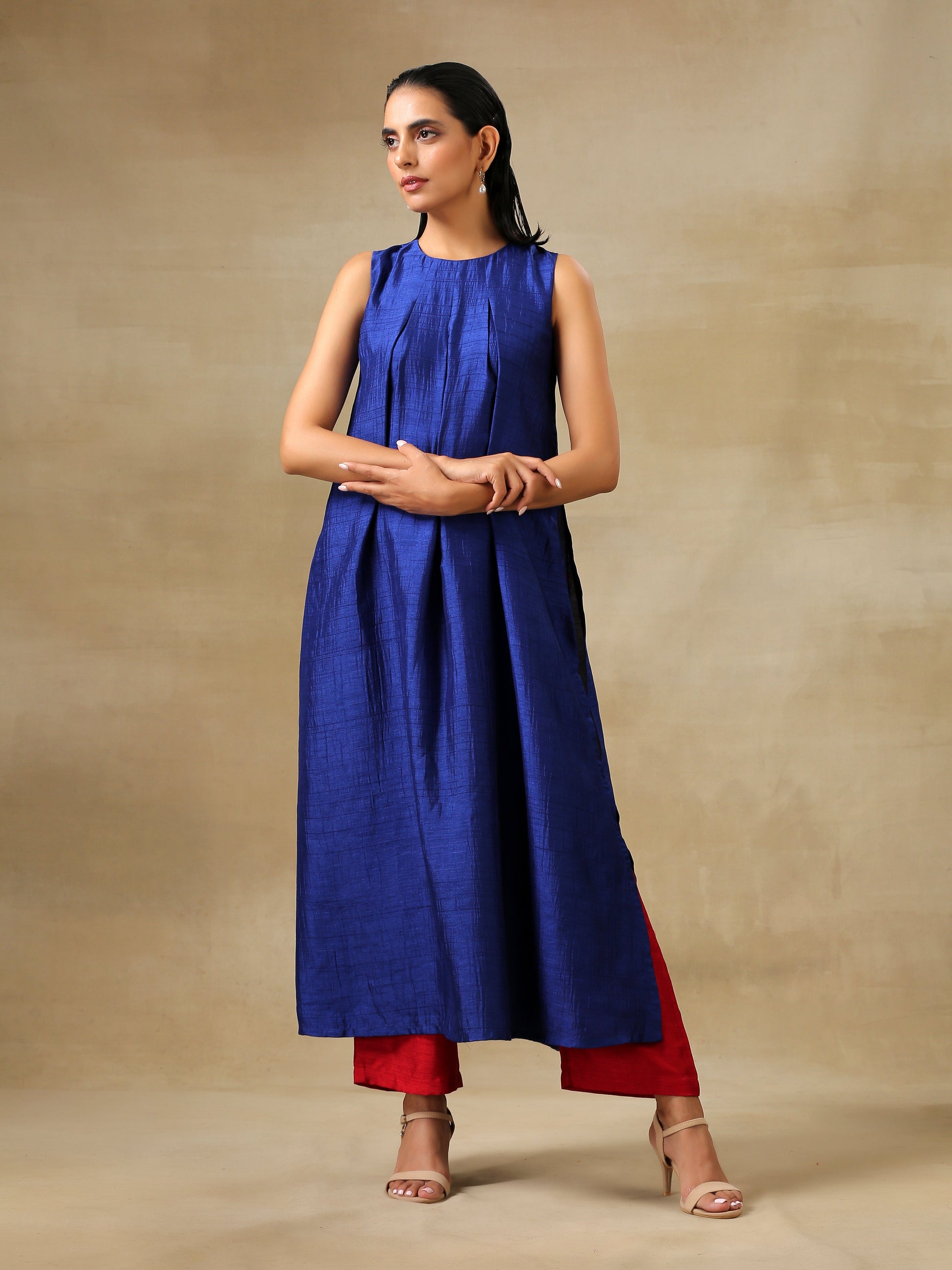 trueBrowns Blue Textured Silk Sleeveless Kurta Pant Set | Swadesiicart