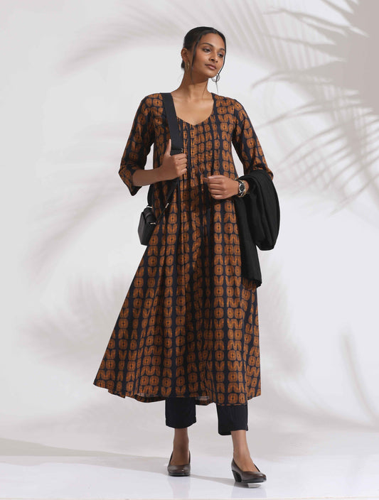 trueBrowns Black Cotton Print Pleated Flared Kurta Set | Swadesiicart