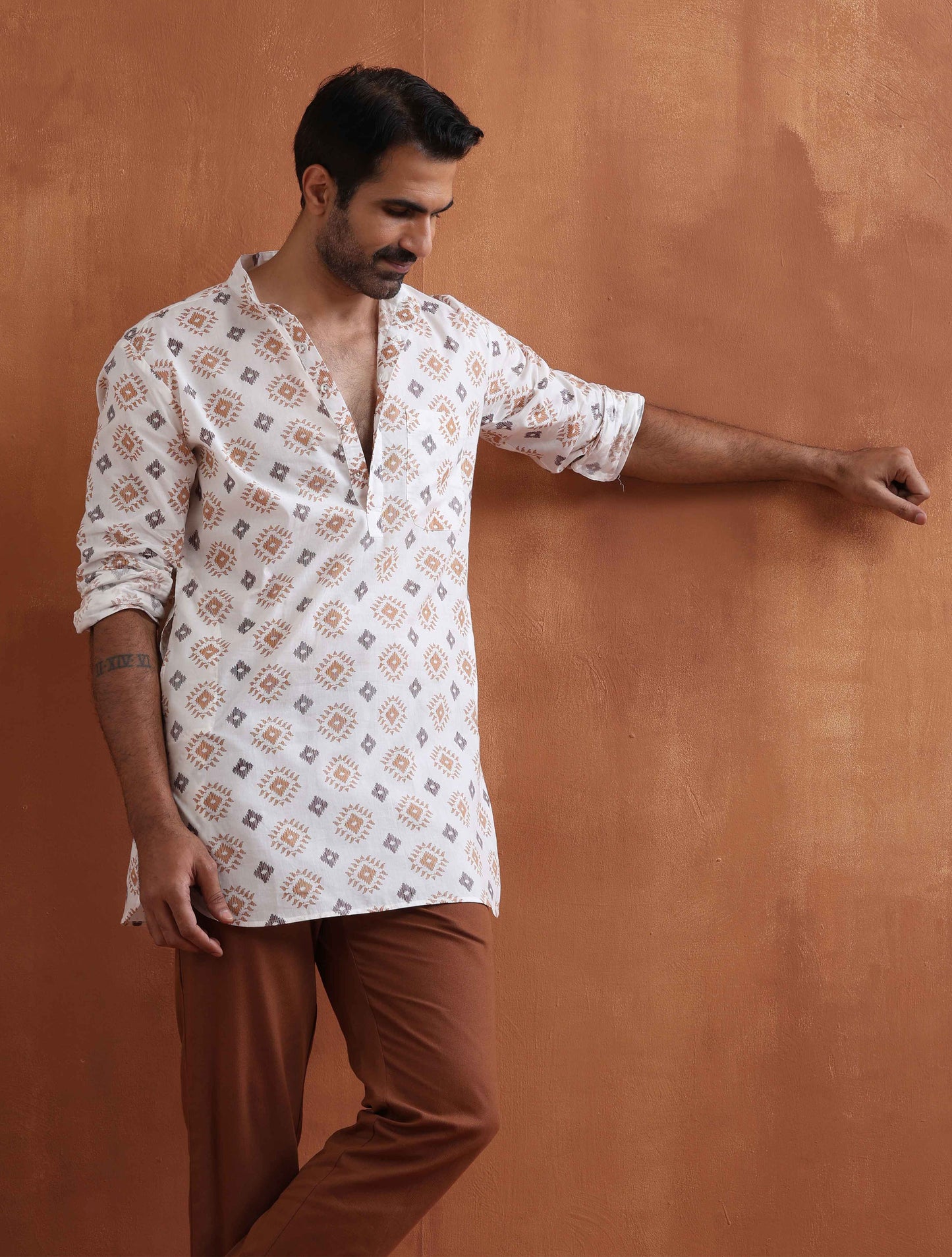 trueBrowns Men's Ivory Printed Short Kurta | Swadesiicart