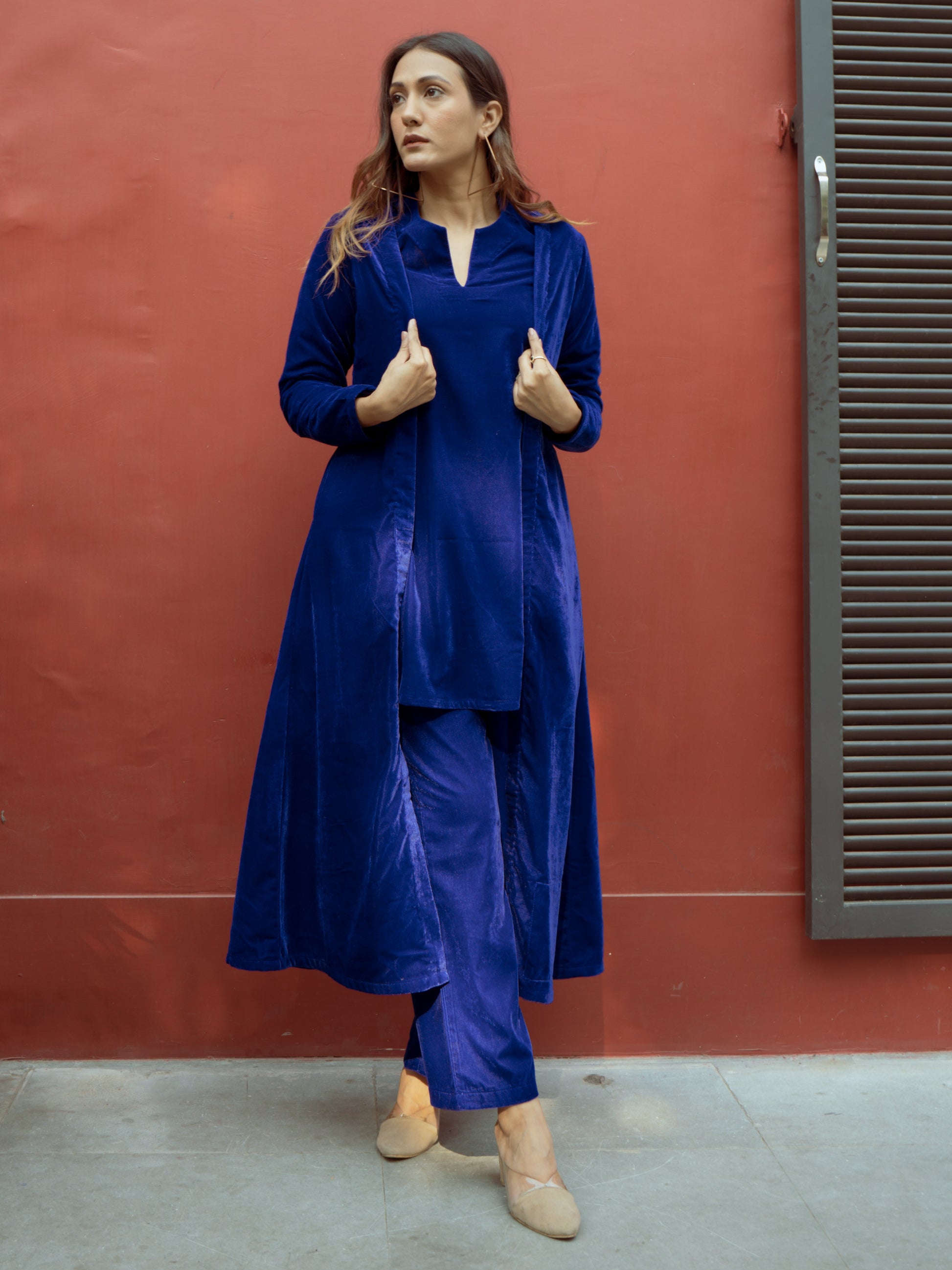 trueBrowns Blue Solid Velvet Overlay Jacket | Swadesiicart