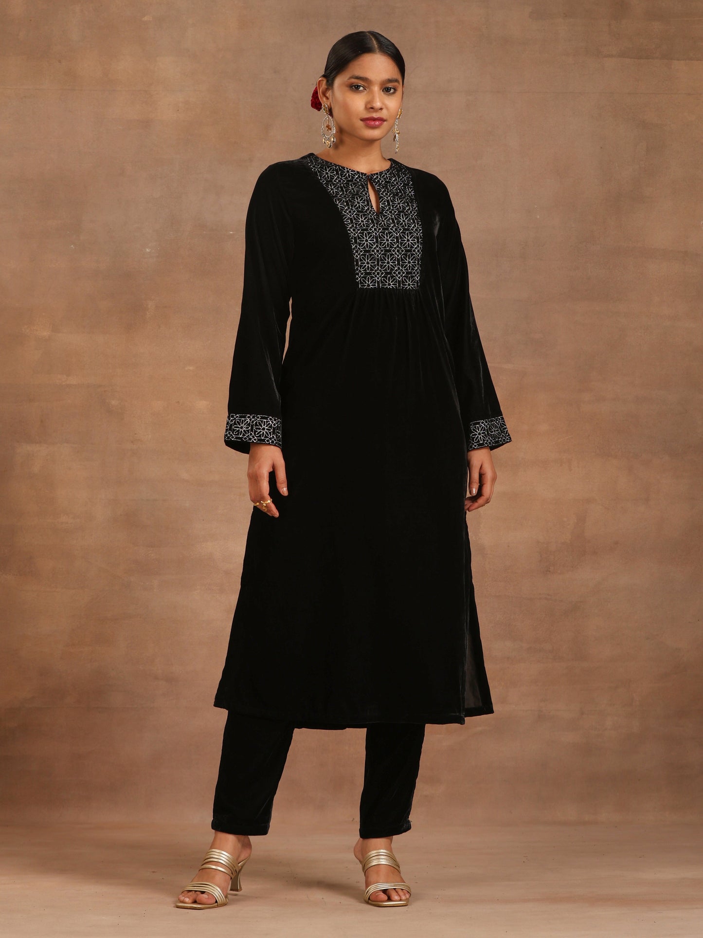 trueBrowns Black Velvet Embroidered Kurta | Swadesiicart