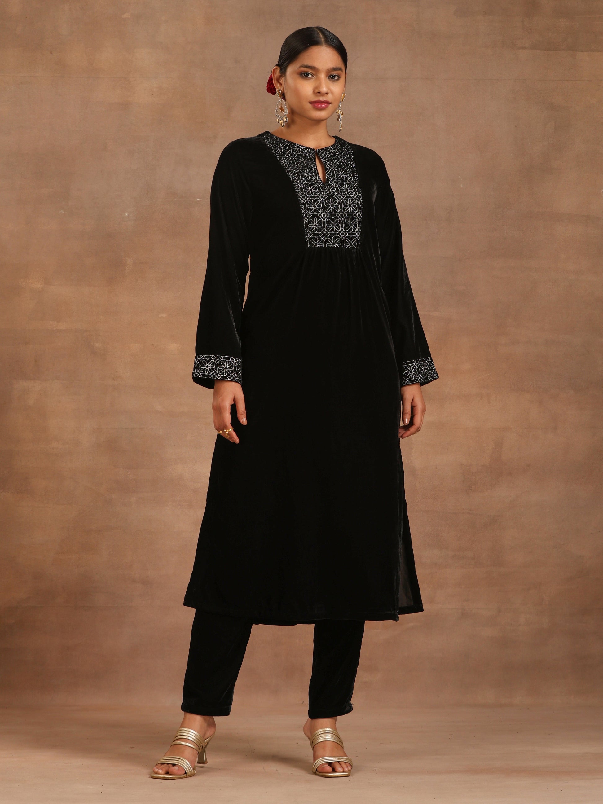 trueBrowns Black Velvet Embroidered Kurta | Swadesiicart