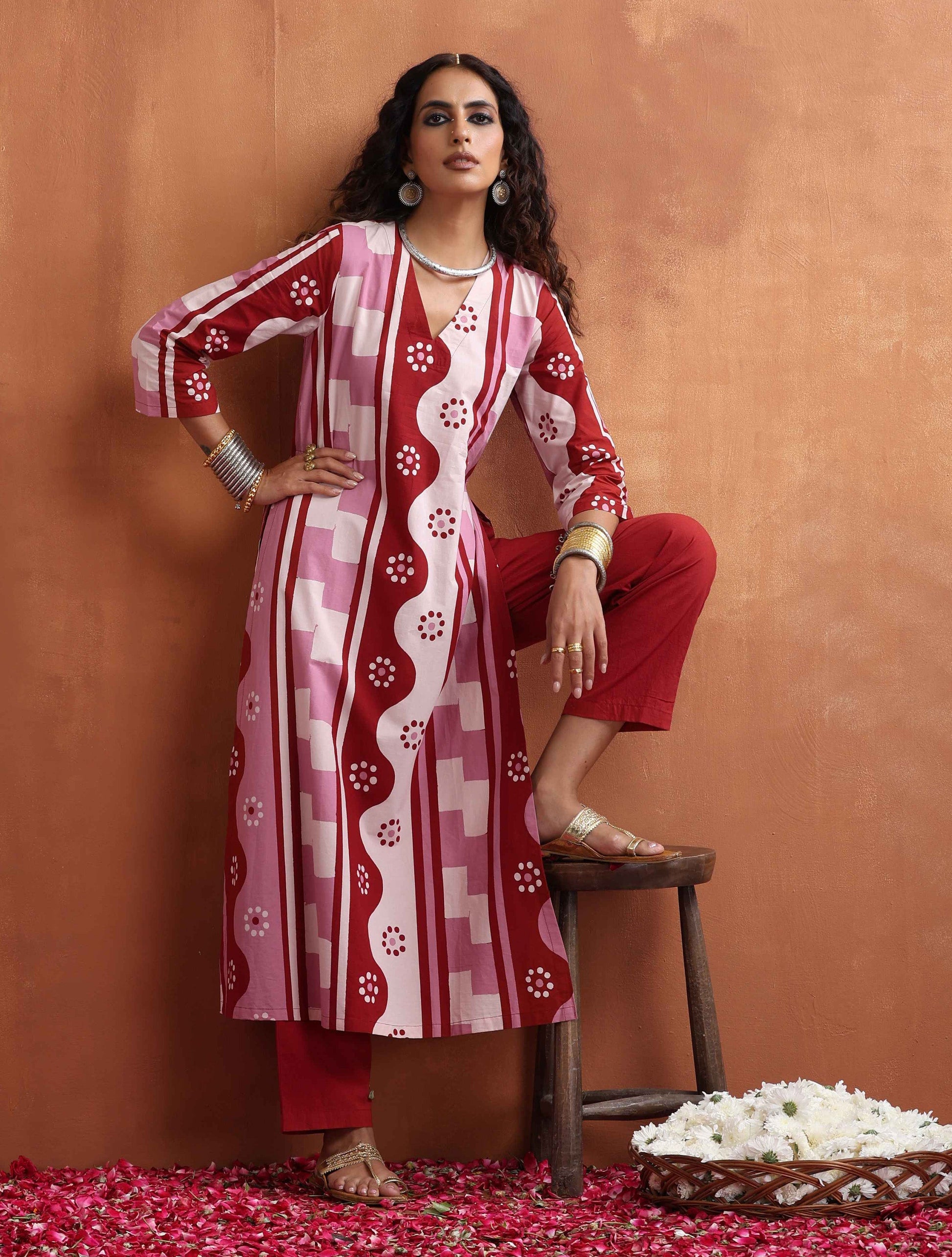 trueBrowns Pink Abstract Print High Slit Kurta Set | Swadesiicart