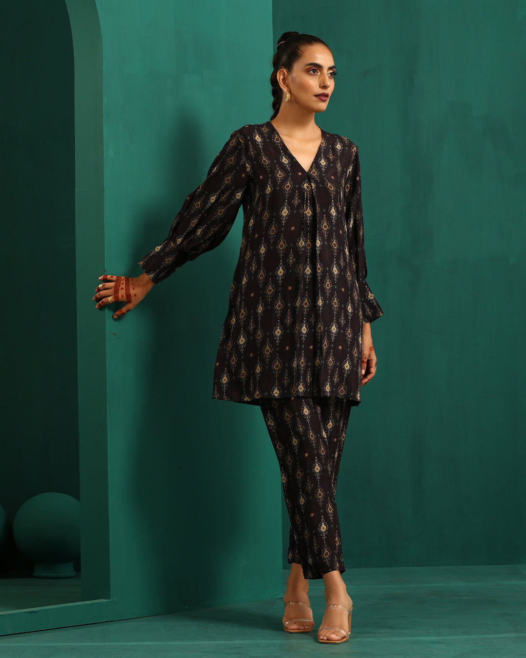 trueBrowns Black Tonal Ikat Muslin Silk Printed V-Neck Front Pleat Co-ord Set - Swadesiicart