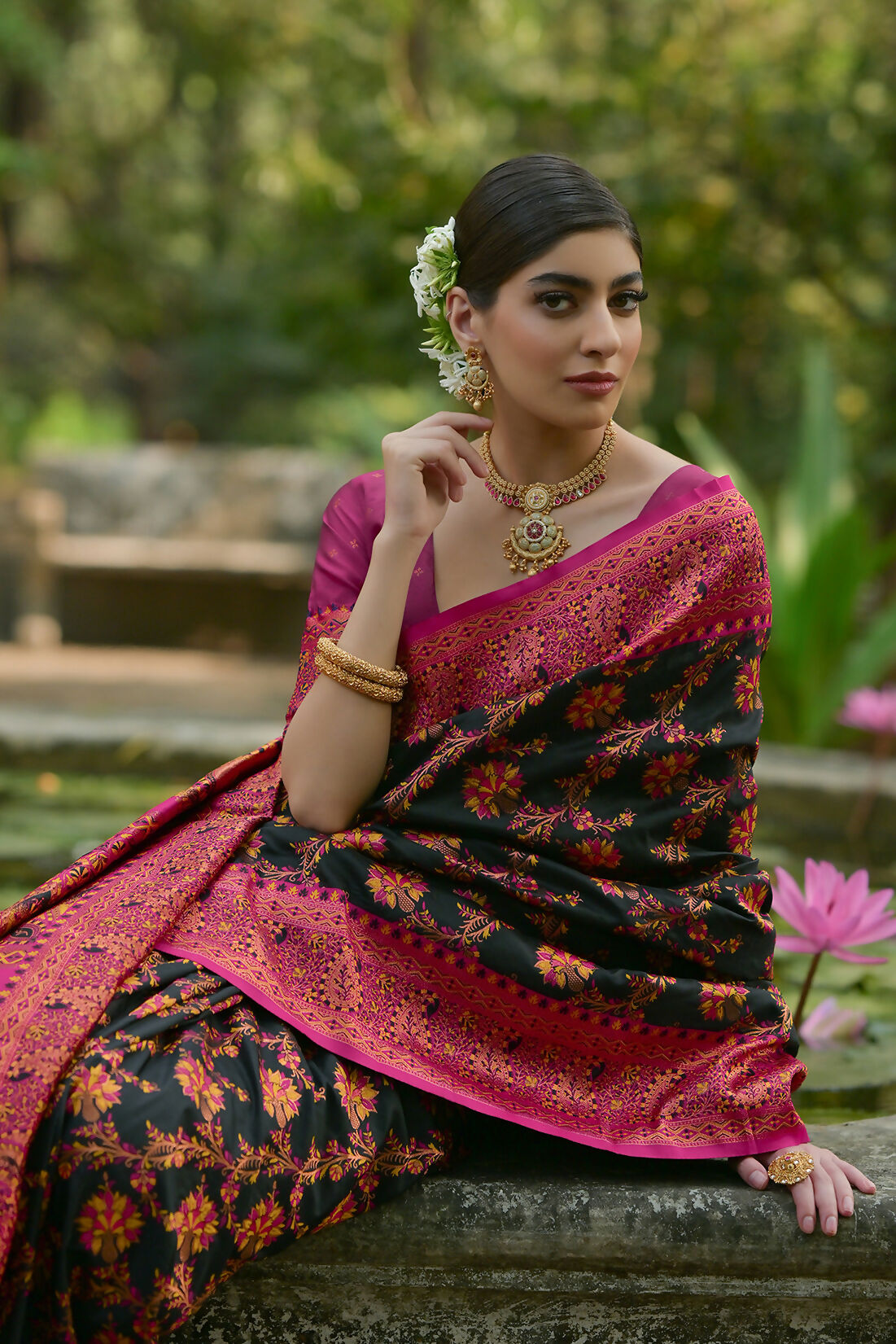 Vishnu Weaves Women's Black Pashmina Silk Thread Woven Saree with Blouse - Swadesiicart
