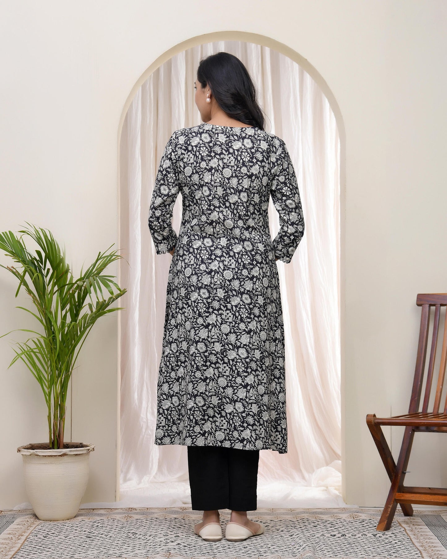 Vaasva Black Floral Cotton Printed Gathered Kurti - Swadesiicart