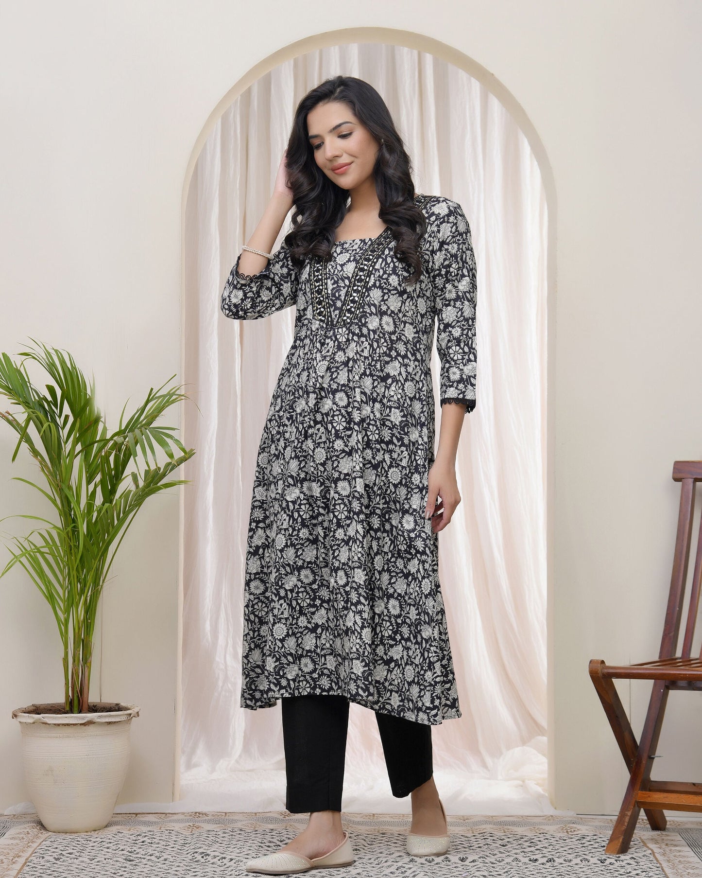 Vaasva Black Floral Cotton Printed Gathered Kurti - Swadesiicart