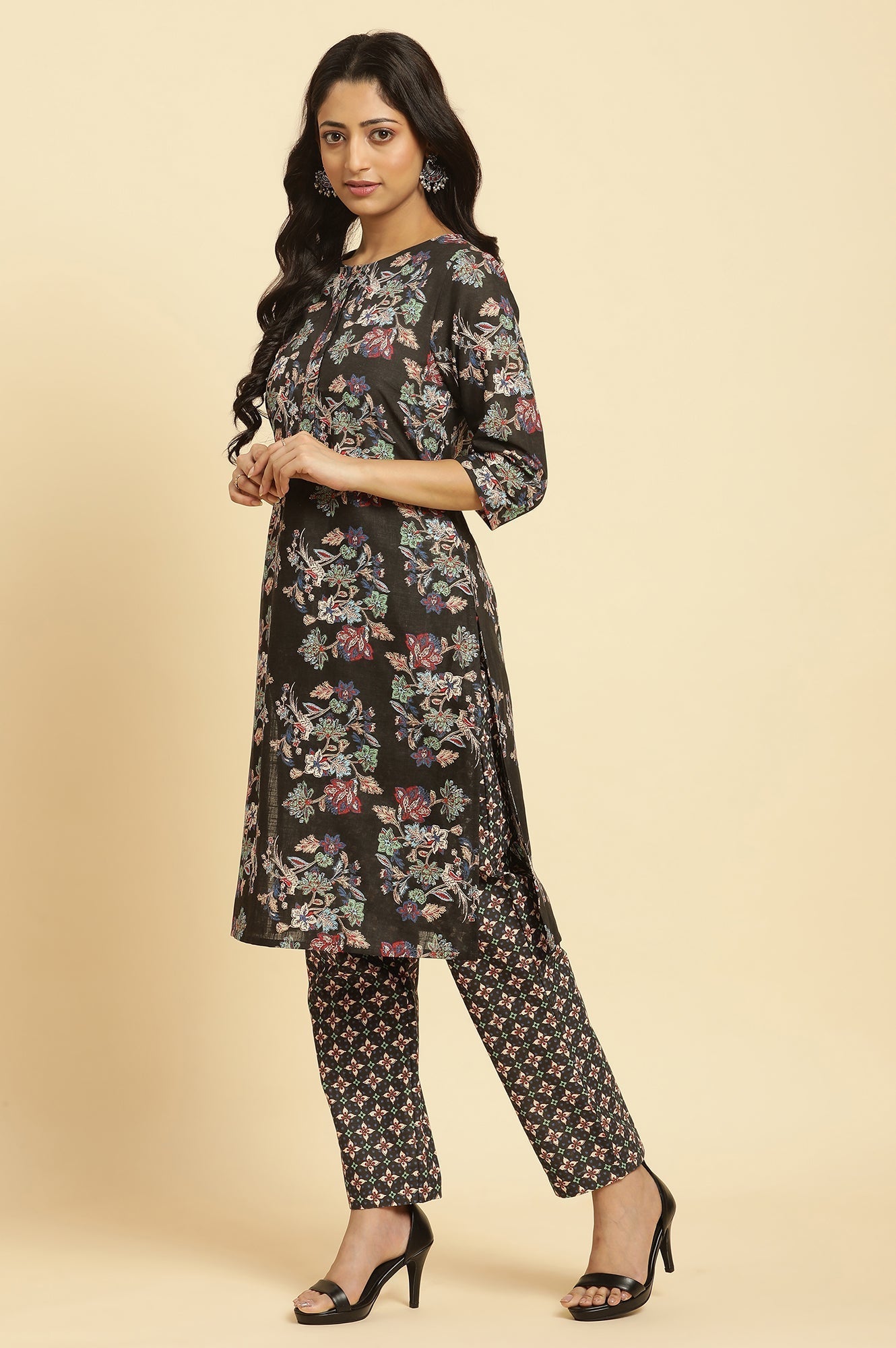 W for Woman Black Floral Printed Kurta And Pants Set