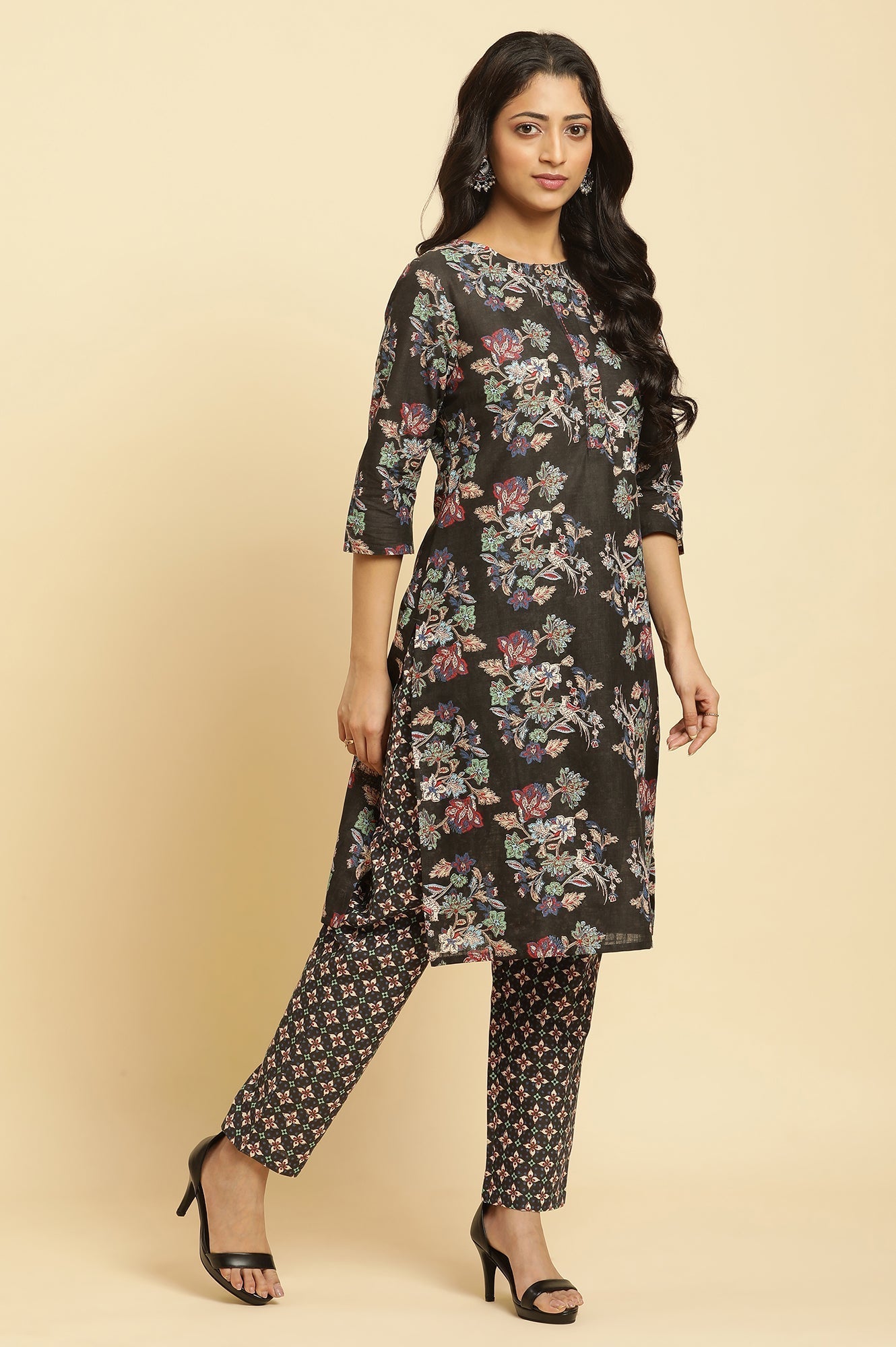 W for Woman Black Floral Printed Kurta And Pants Set
