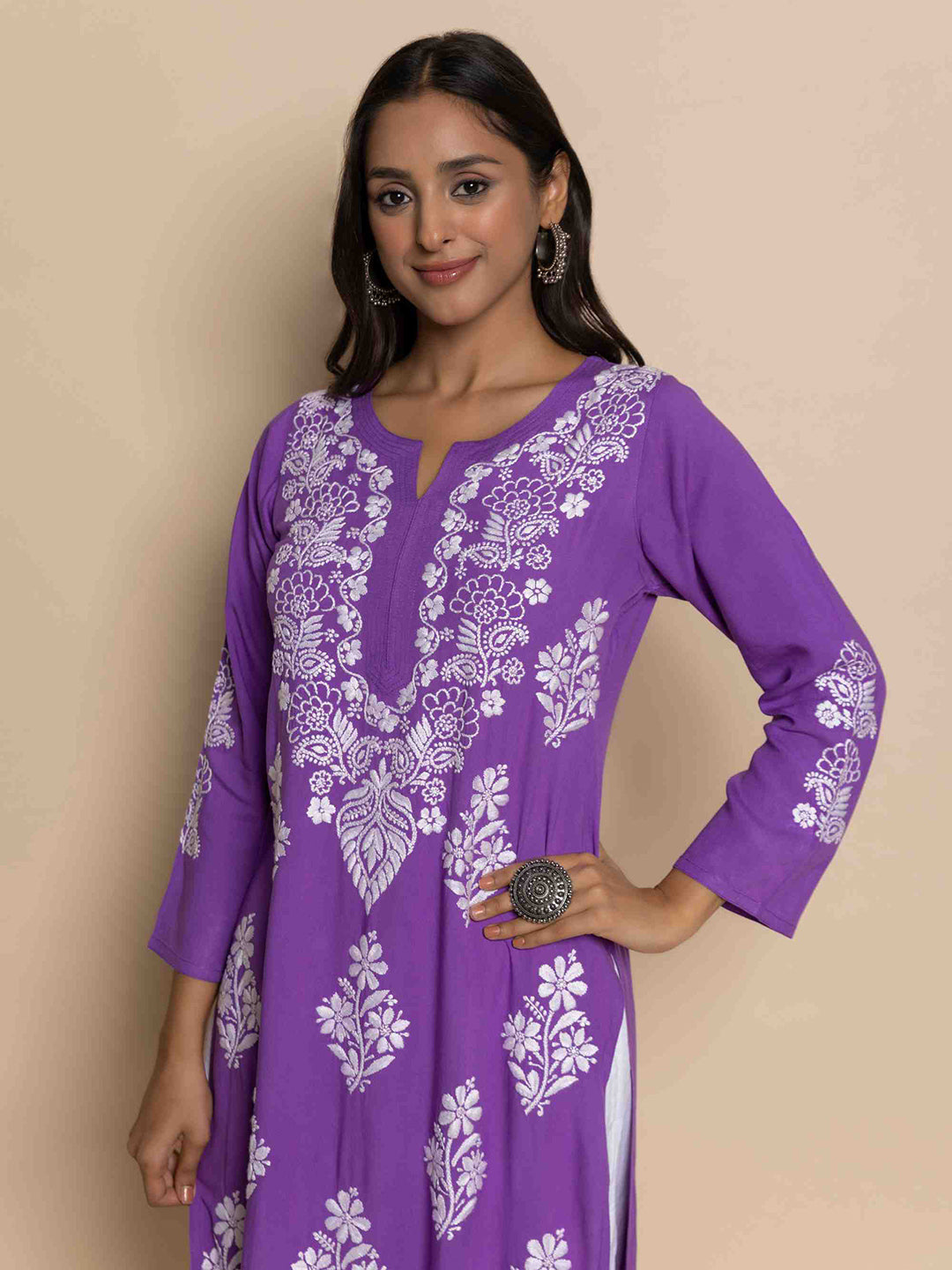 HOUSE OF KARI Floral Chikankari Embroidered Notched Round Neck Straight Kurta | Swadesiicart