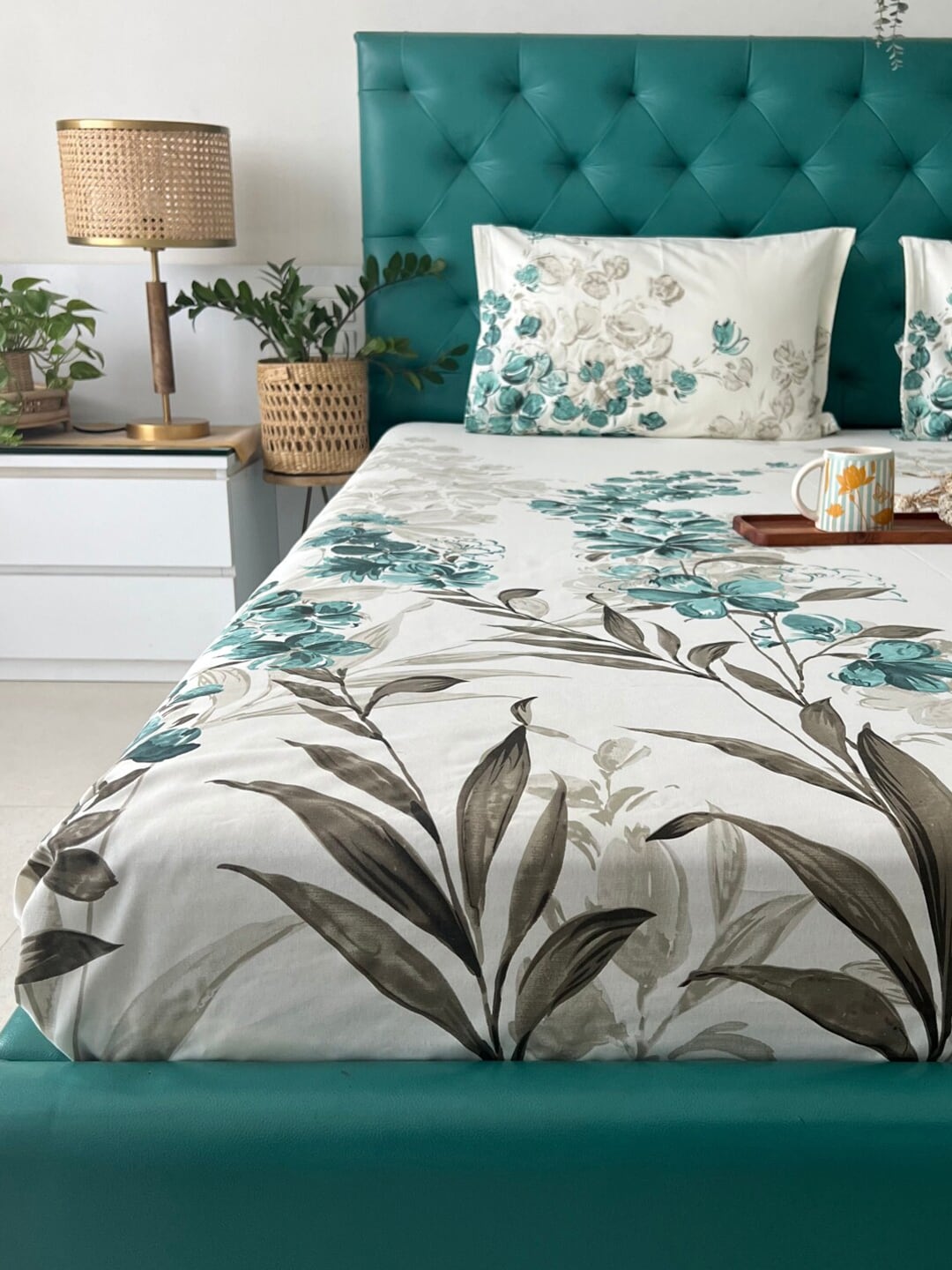 URBAN SPACE Serene White & Blue Printed 200 TC Pure Cotton Bedsheet & Pillow Covers - Swadesiicart