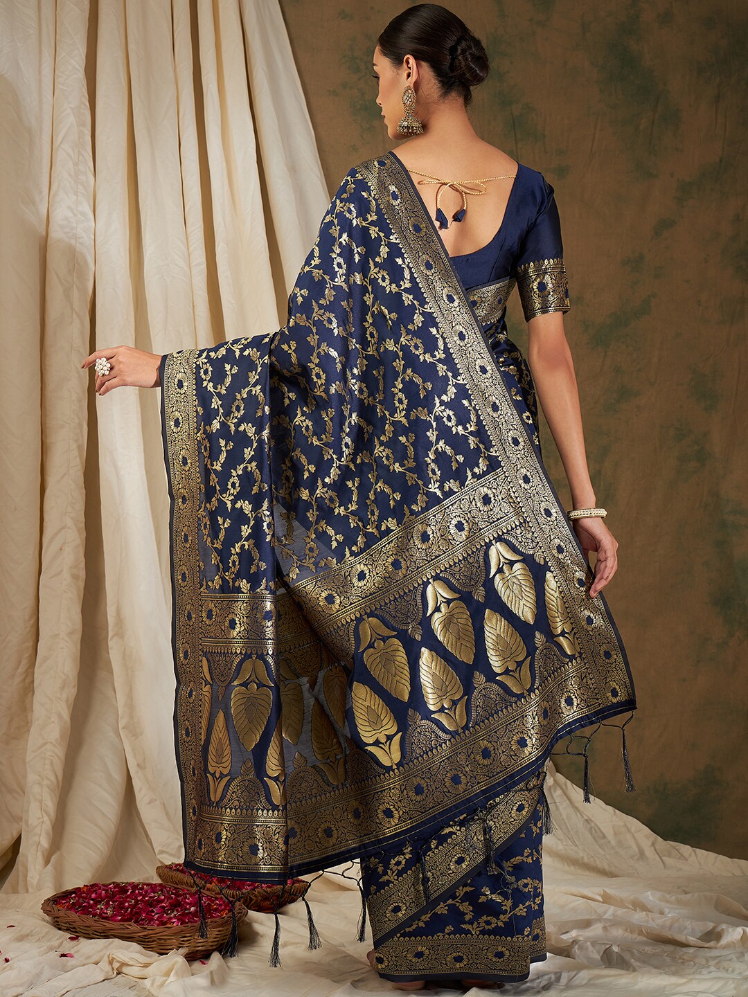 Sangria Navy Blue & Gold-Toned Floral Woven Design Zari Silk Blend Banarasi Saree | Swadesiicart