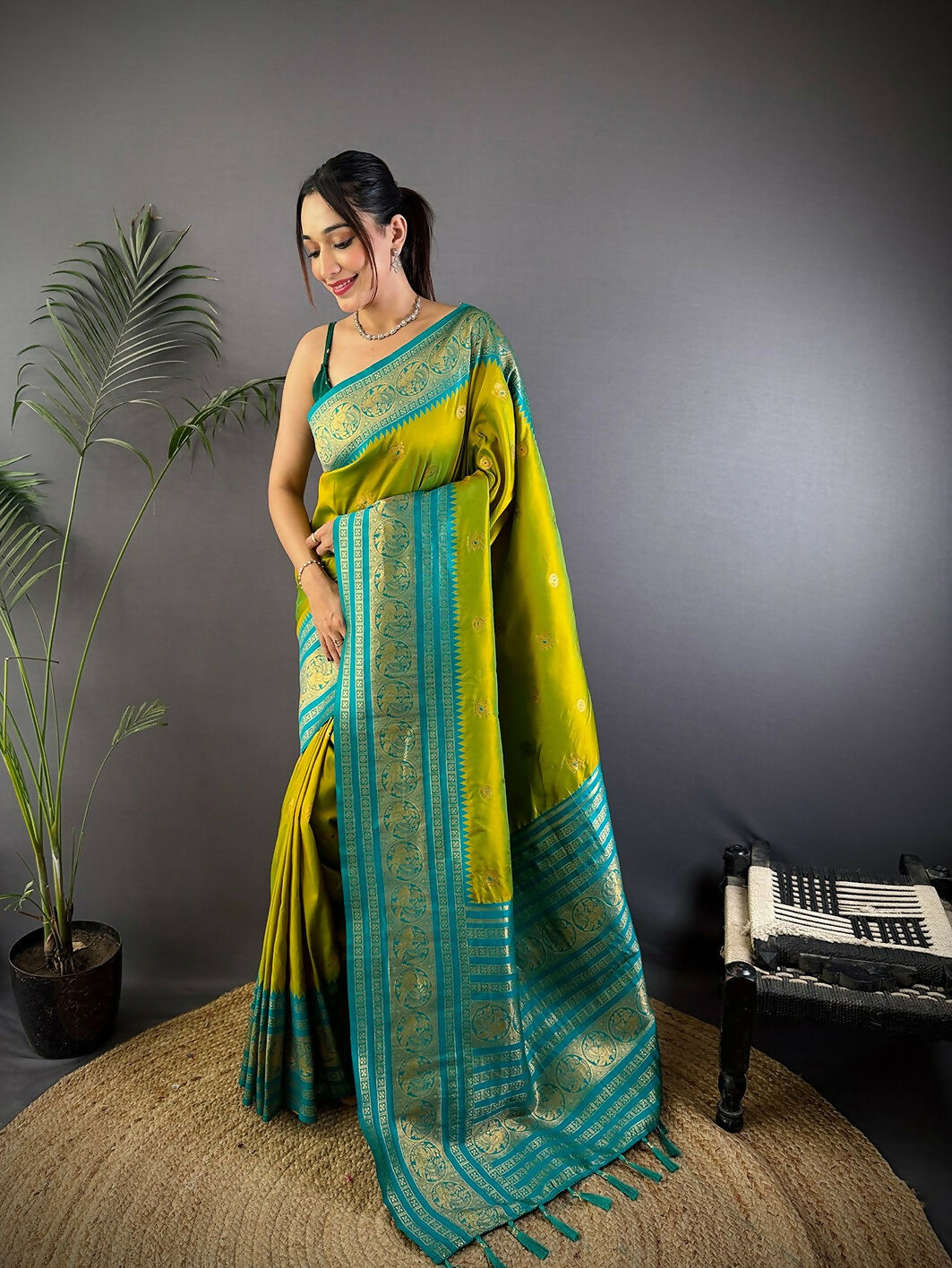 Joban Fashion Banarasi Light Green Woven Soft Silk Saree | Swadesiicart