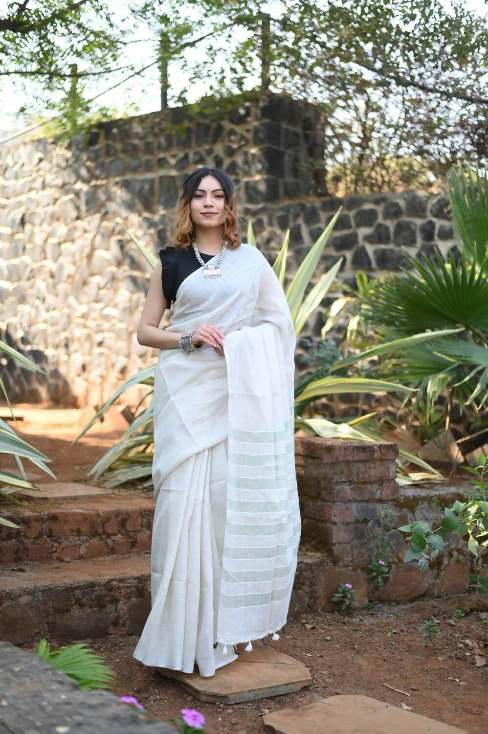 Very Much Indian Pure Linen Saree With Sleek Border And Exclusive Design - Grey | Swadesiicart