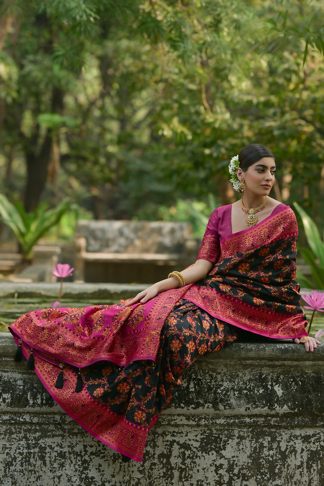 Vishnu Weaves Women's Black Pashmina Silk Thread Woven Saree with Blouse - Swadesiicart