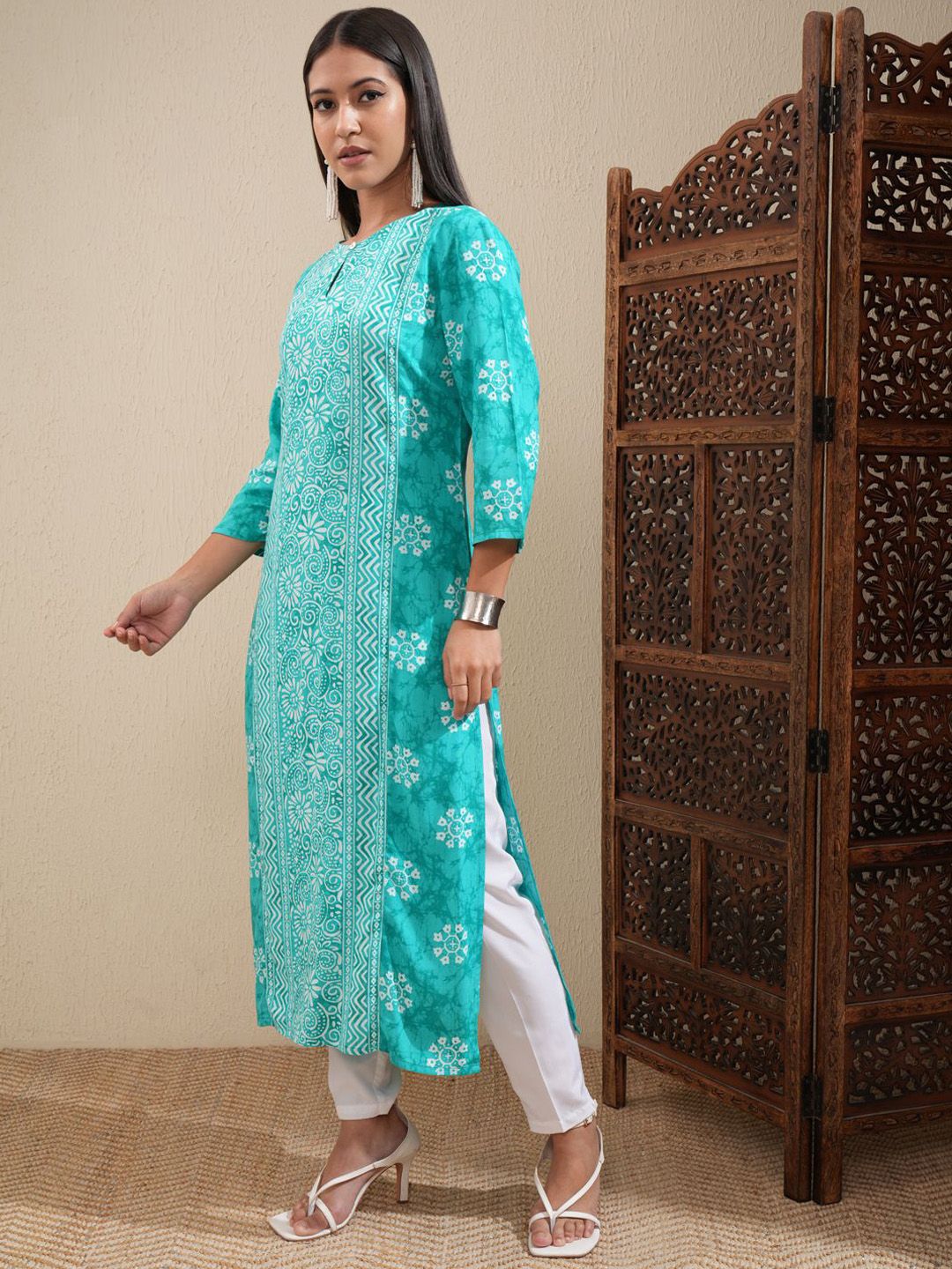 Vishudh Green Floral Printed Keyhole Neck Straight Kurta - Swadesiicart