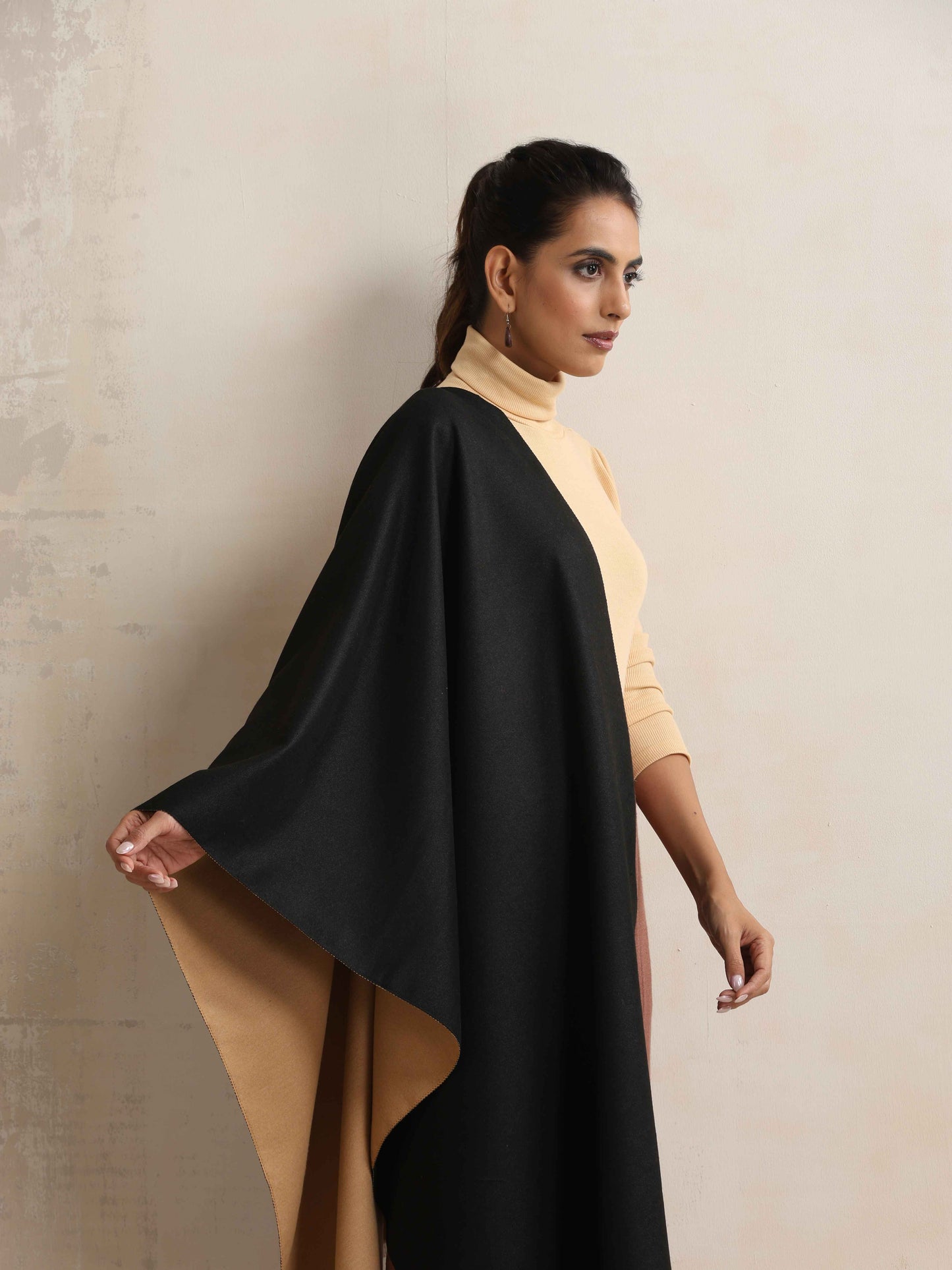 trueBrowns Black Reversible Woollen Stole | Swadesiicart