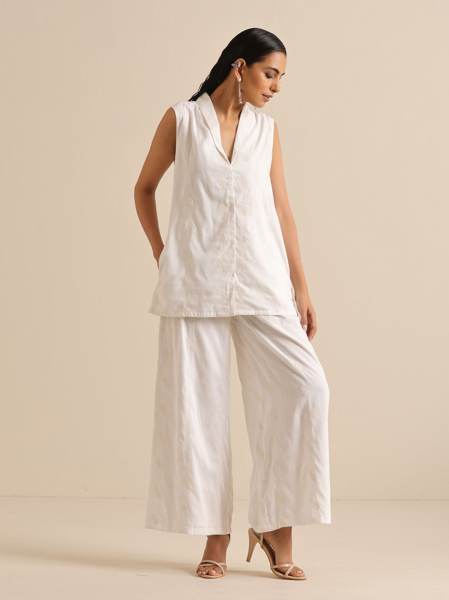 trueBrowns White Pineapple Sleeveless Jacket Pant Set | Swadesiicart